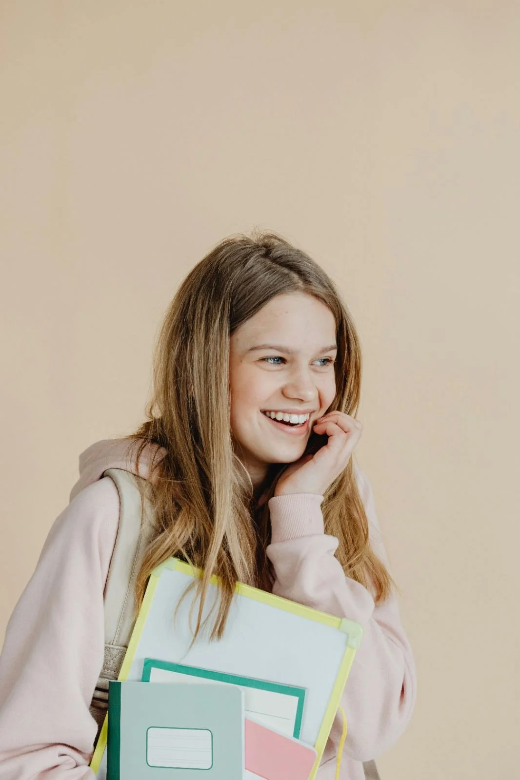 Jeune fille adolescente souriante