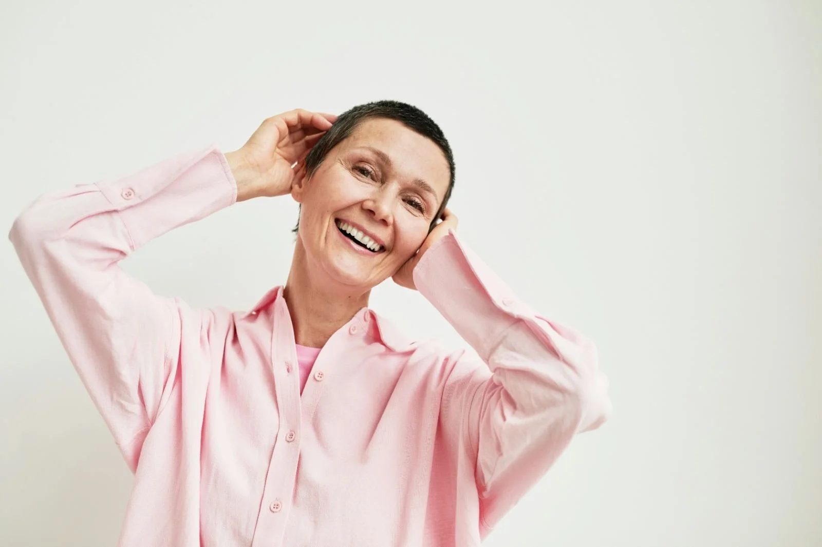 Femme souriante illustrant la périménopause et la santé hormonale
