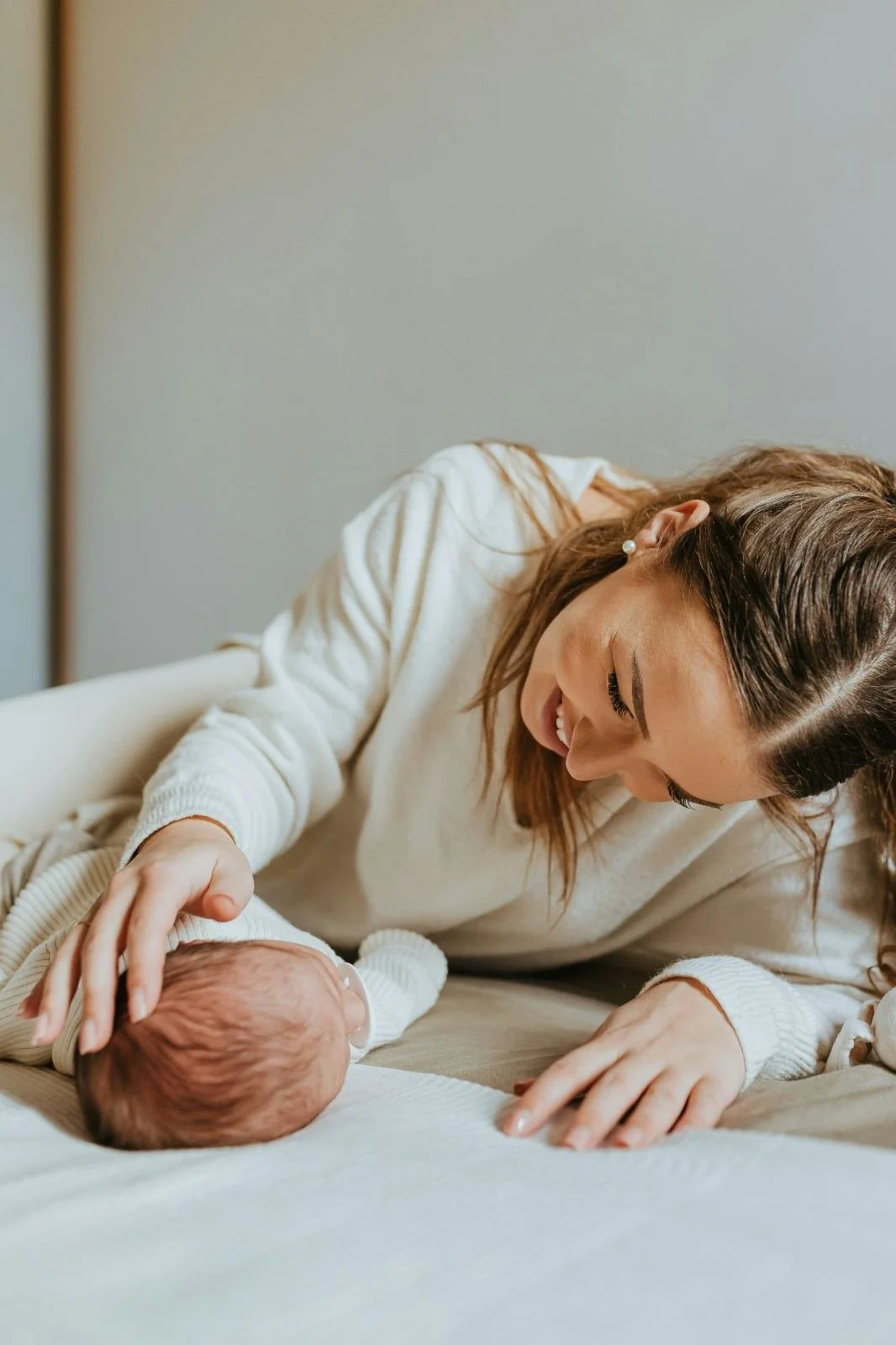 Femme avec son bébé post-partum