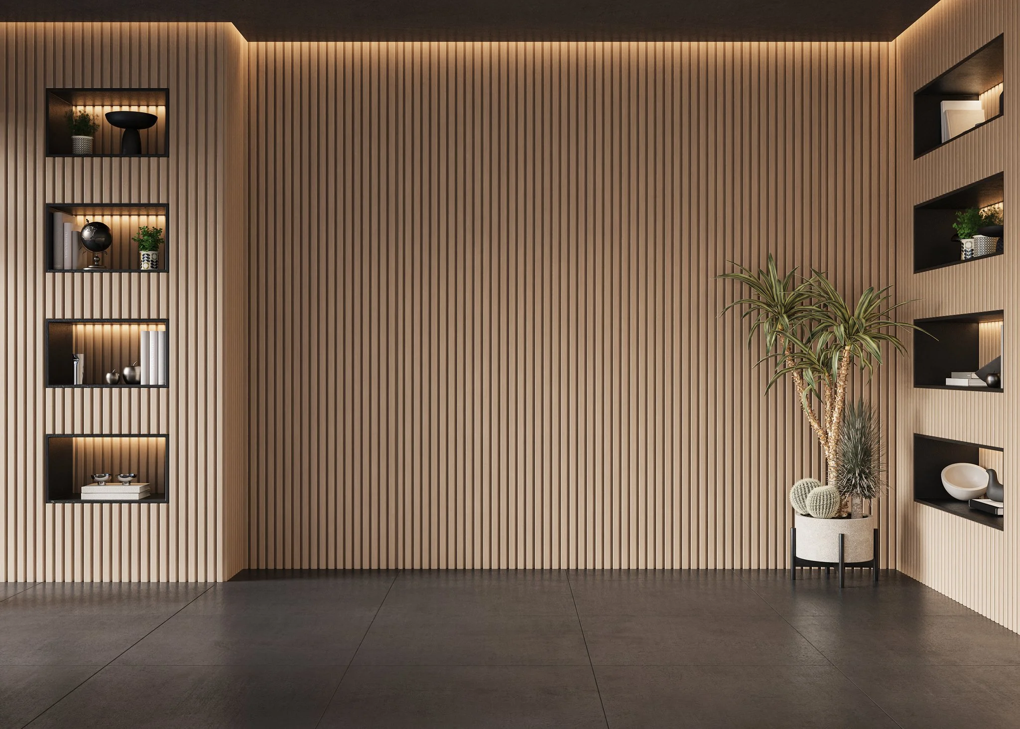 Moderne stue med vertikale trepaneler i lys tre, innebygde hyller med dekorative objekter, stor potteplante med flere blader, og mørk grå gulv.