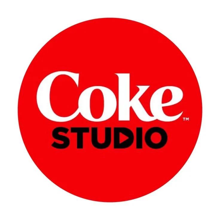 Logo de Coke Studio en un círculo rojo con letras blancas y negras.
