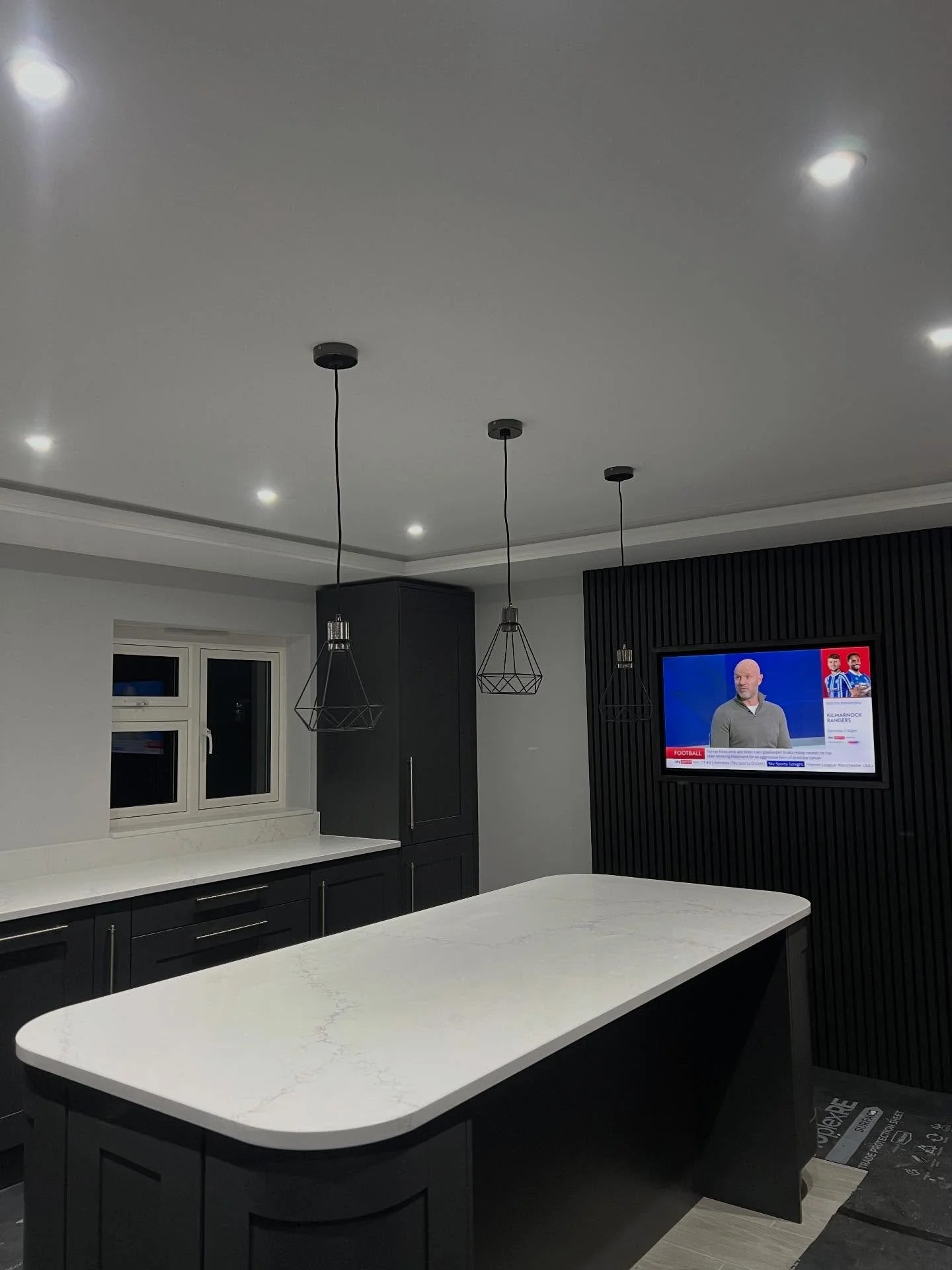 Kitchen worktops are in!! 🤩

I am blown away by this transformation. There were slight concerns that it was going to be too dark in this kitchen, but we made sure to install plenty of spotlights 💡 

Final tasks are to install the hob and connect th