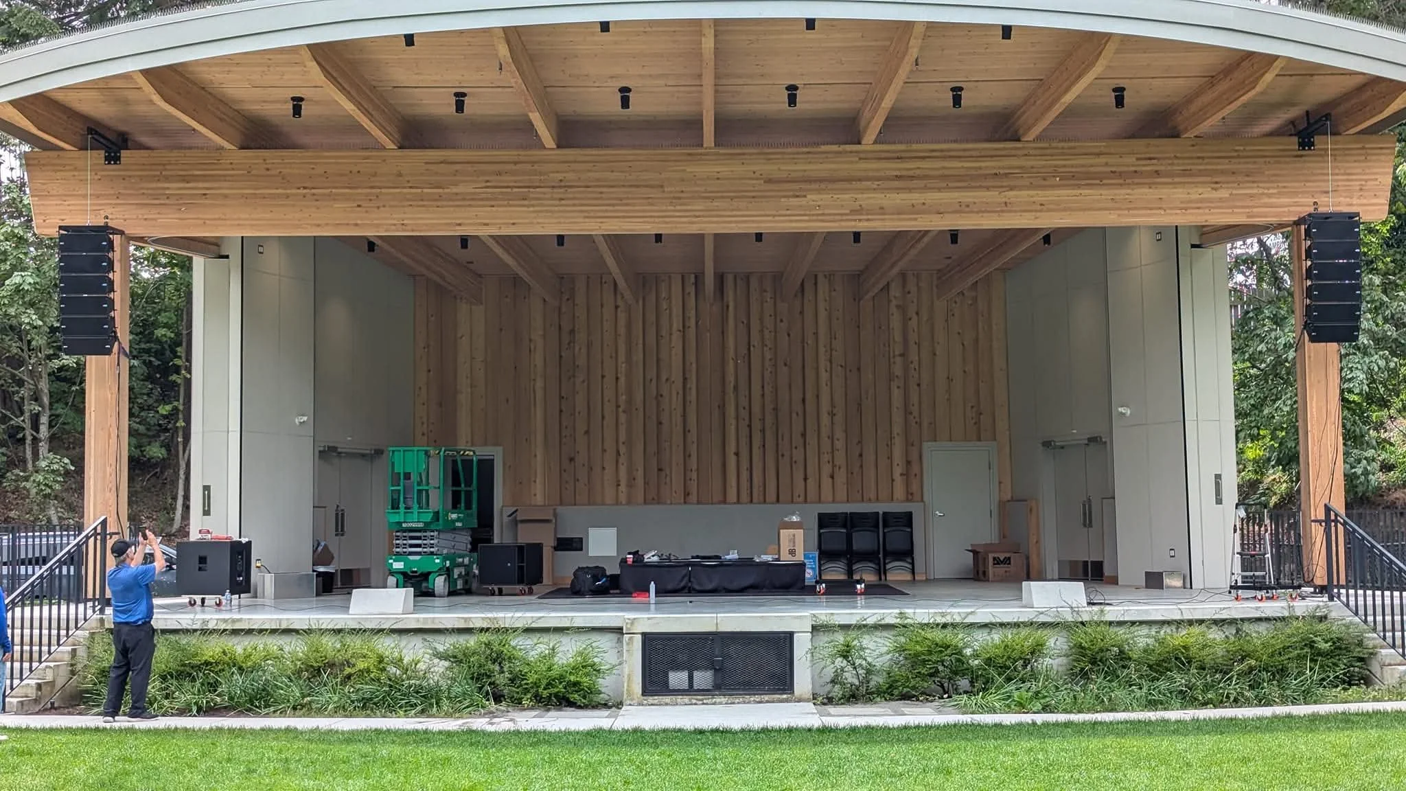 A semi-permanent installation for the Parksville Beach Outdoor Theatre. 

This custom system was built to be mobile for easy setup and tear down around outdoor events.
