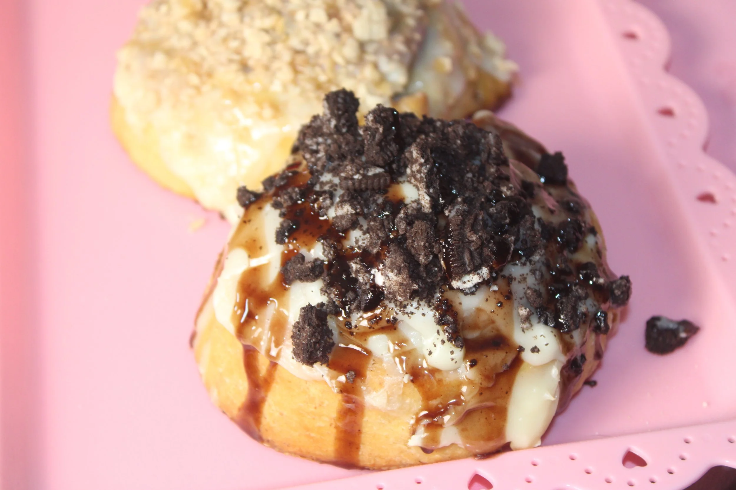 Oreo Cookie Crumble Cinnamon Roll