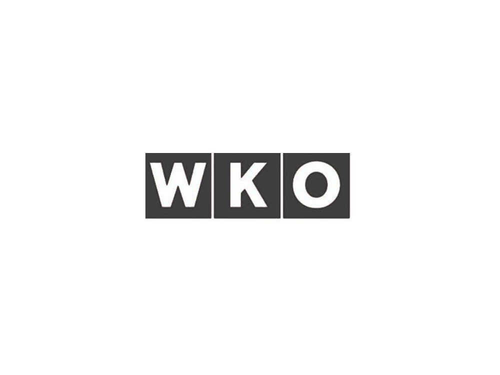 Logo des Westdeutschen Kiel- und Wassersportverbandes (WKO) auf schwarzem Hintergrund.