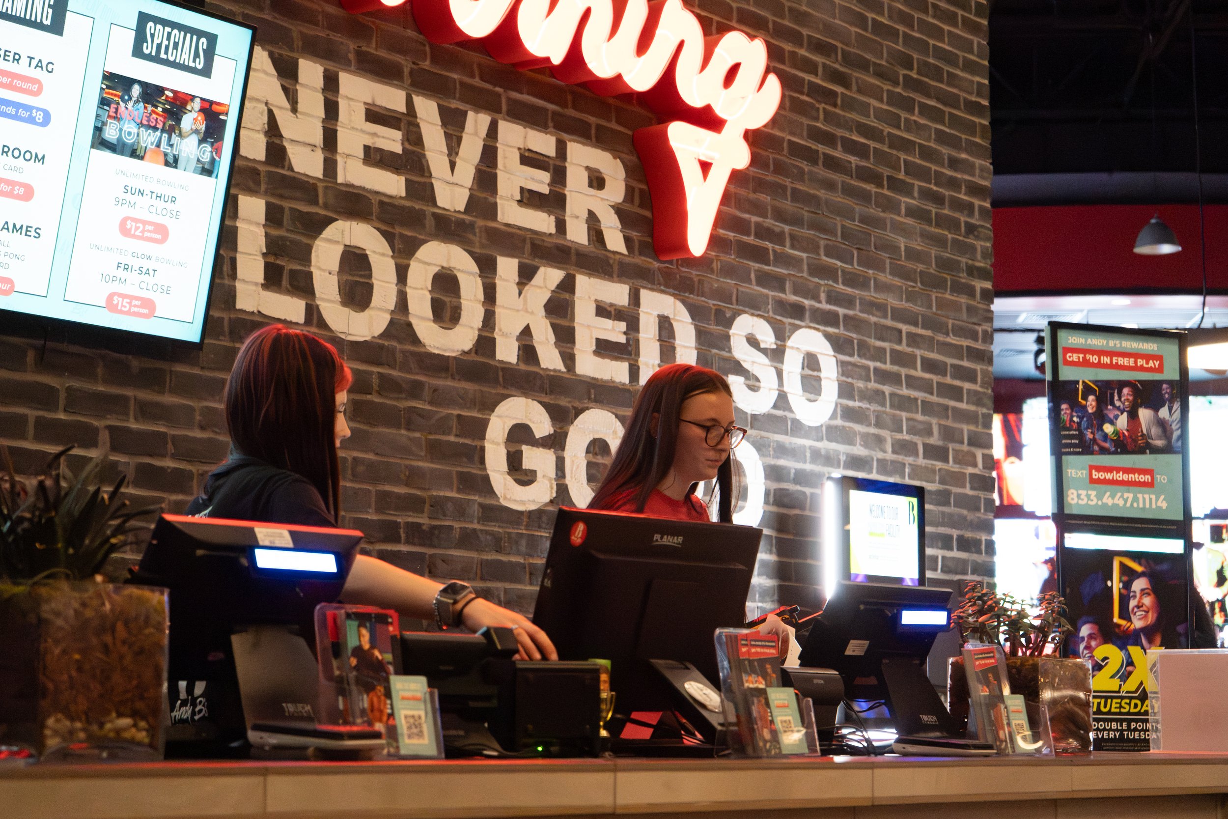 Walk Through
-
Makena gives front desk host Genny a walkthrough prior to ending sales at 10 pm. As manager,
her responsibilities to closing consist of walking through the front desk, kitchen, and game room
room to make sure they are good to close.