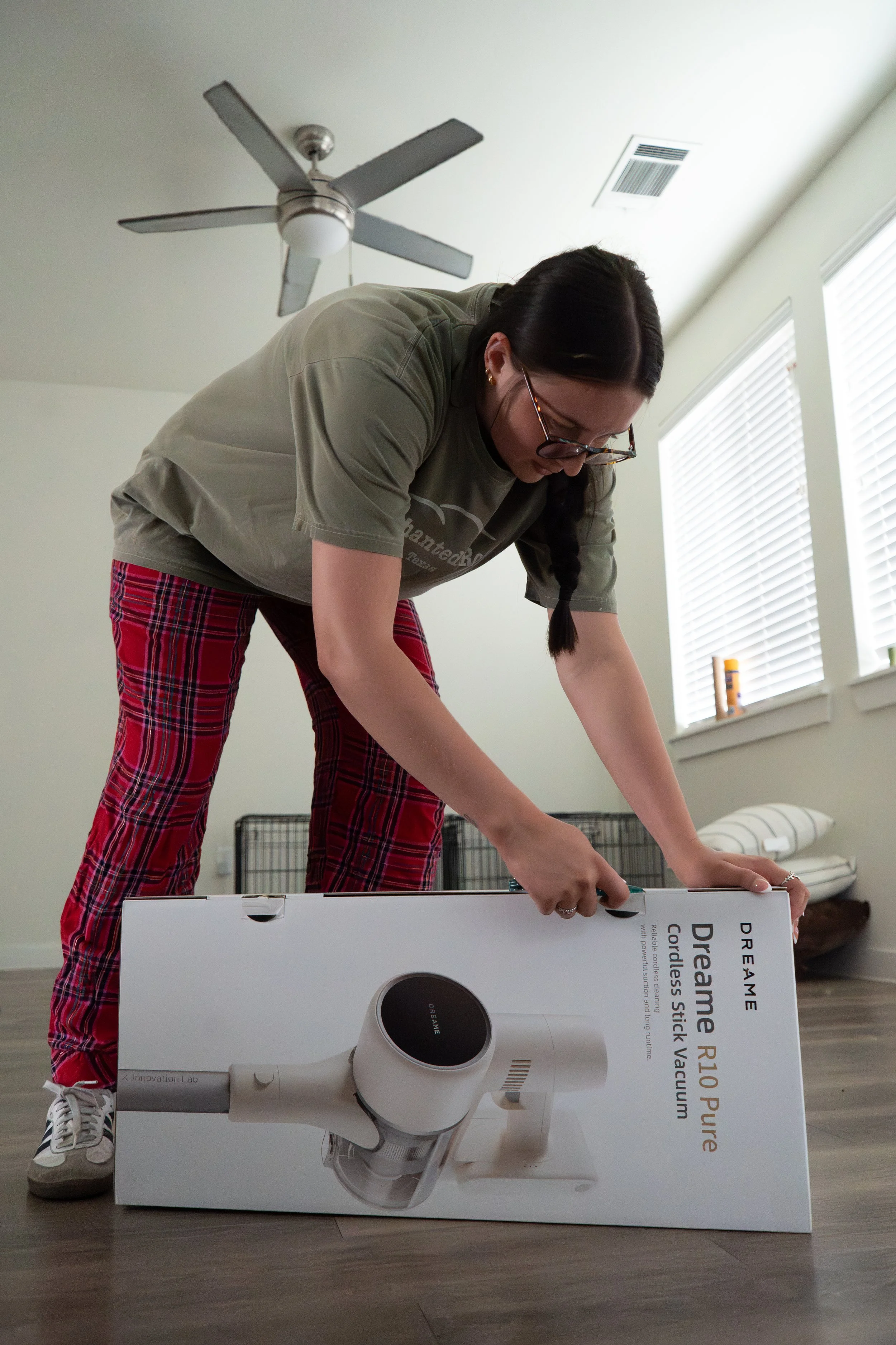 Everything New
-
Makena is in the middle of redoing her own apartment, where everything is now new. After her
ex took everything, she got her own vacuum to use.