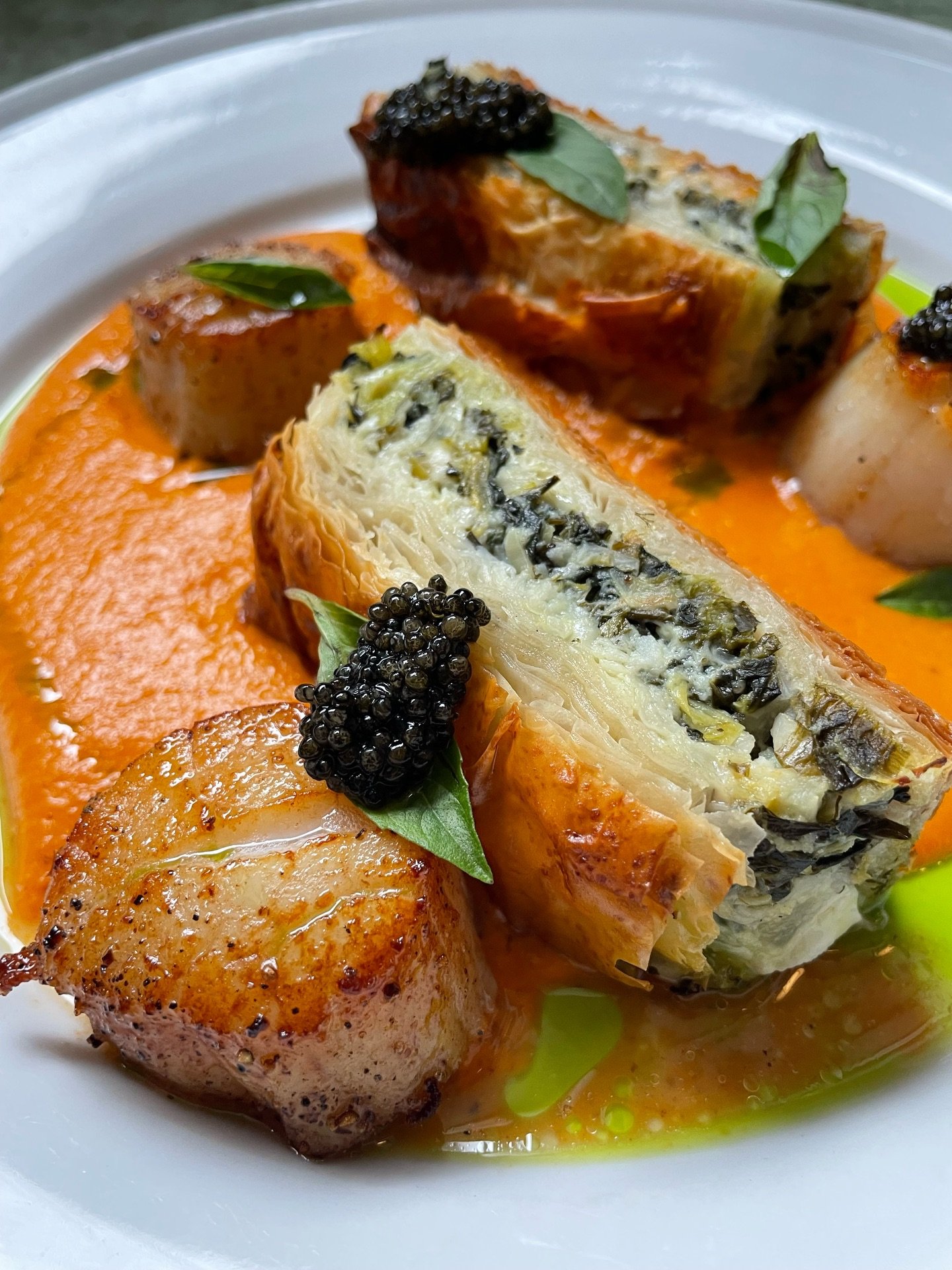 Hokkaido scallops, pan-seared, 
Prasopita, Tomato butter, Caviar, Thai basil🔥

Stina is open 12pm-10pm Tuesday-Saturday
&bull;
#philadelphia #foodiegram #philly #southphilly #caviar