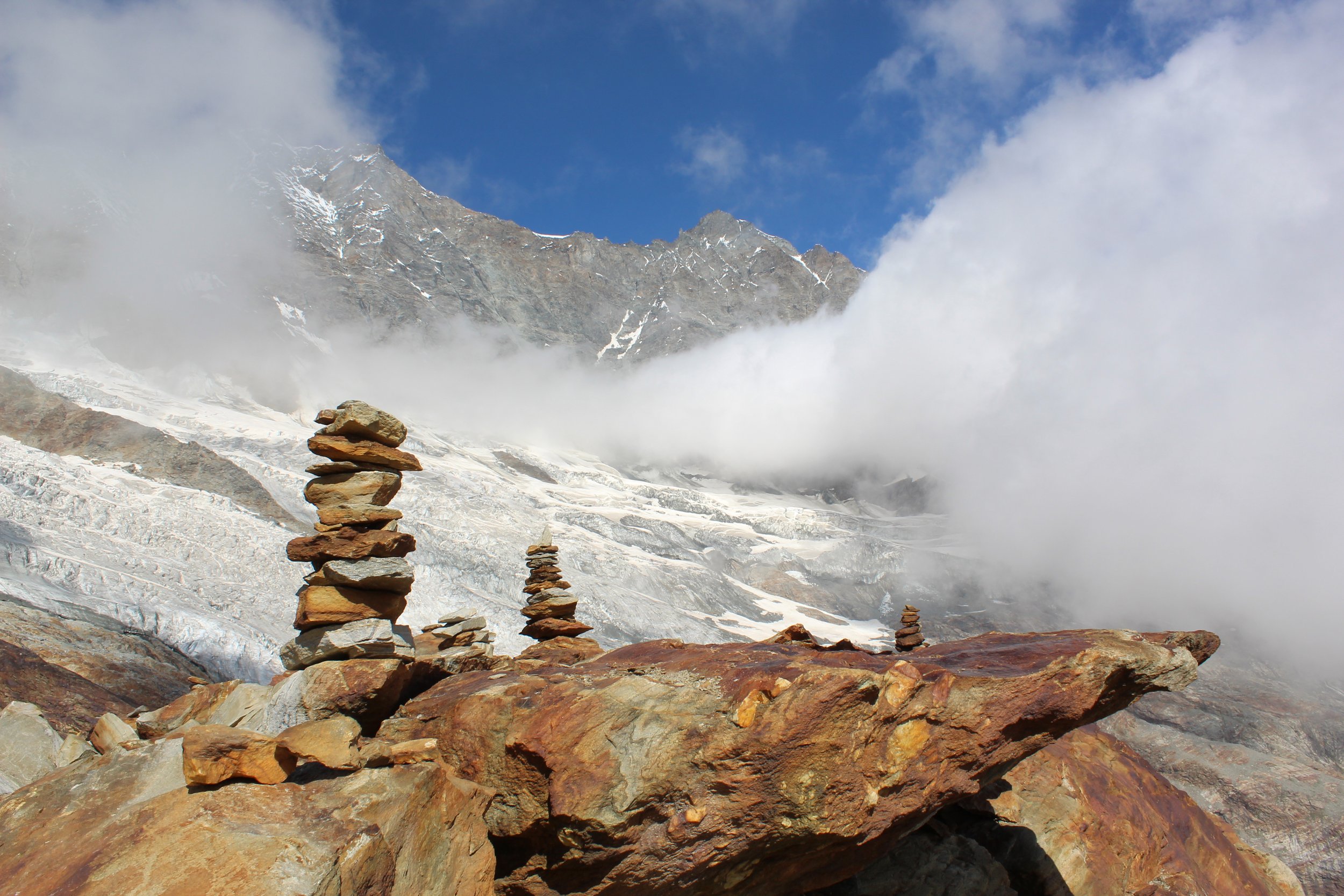 Berglandschaft mit Eis, Steinen und Wolken.