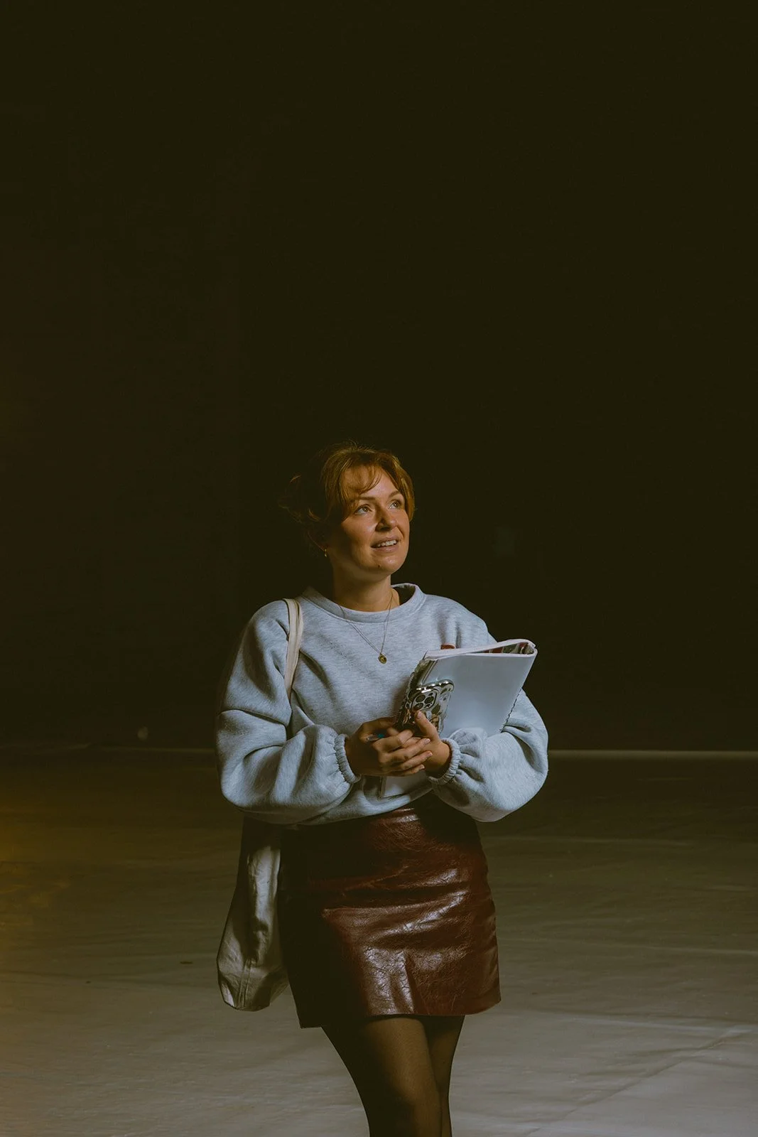 Femke van sorae in actie als project manager en timekeeper op een filmset; een krachtig beeld van leiderschap, focus en het bewaken van een gezond werkritme.