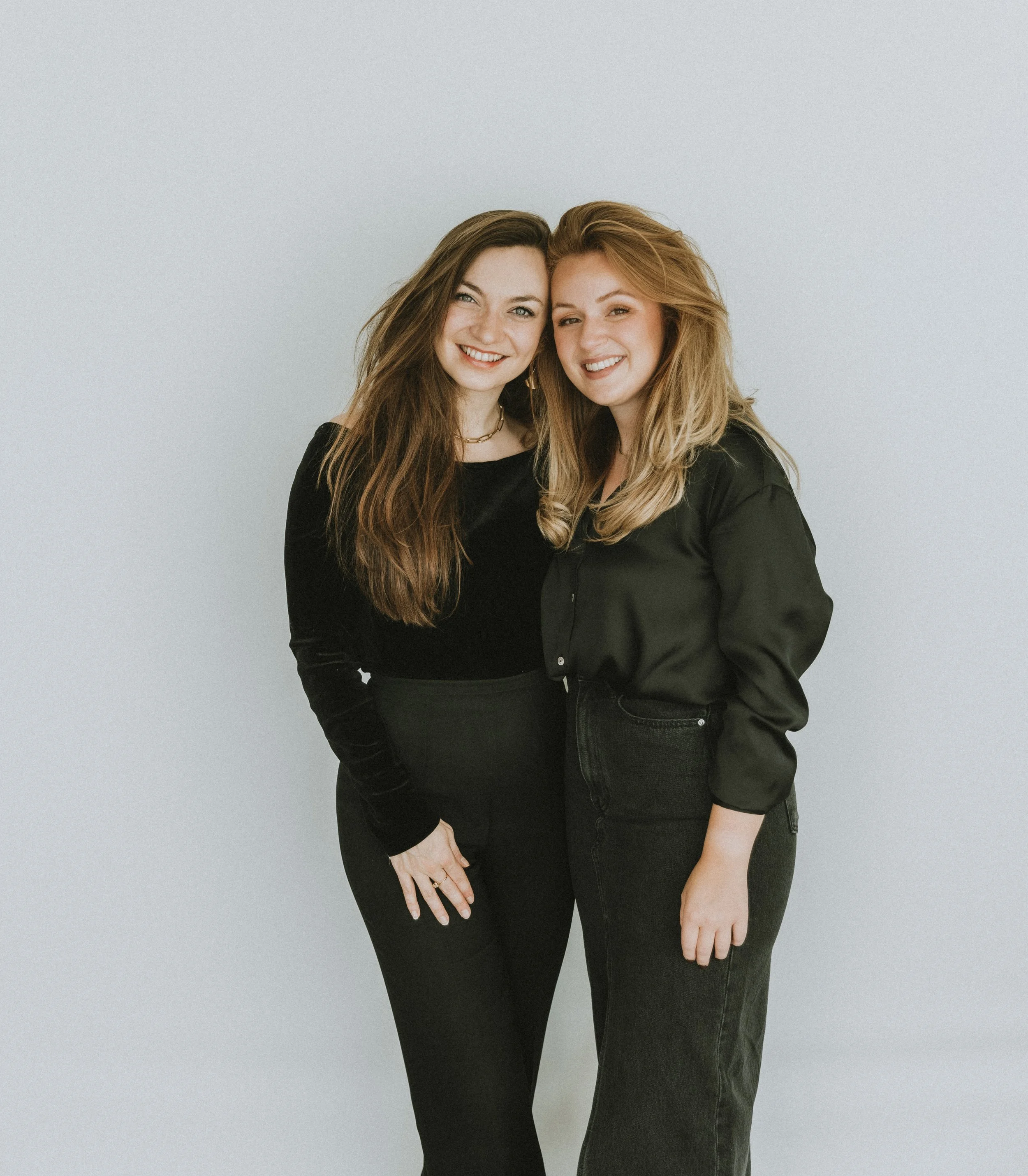 Femke van sorae en Raïs van Narritale; een samenwerking die de vrouwelijke cyclus eert, van jonge vrouw tot moederschap, door middel van storytelling en fotografie.