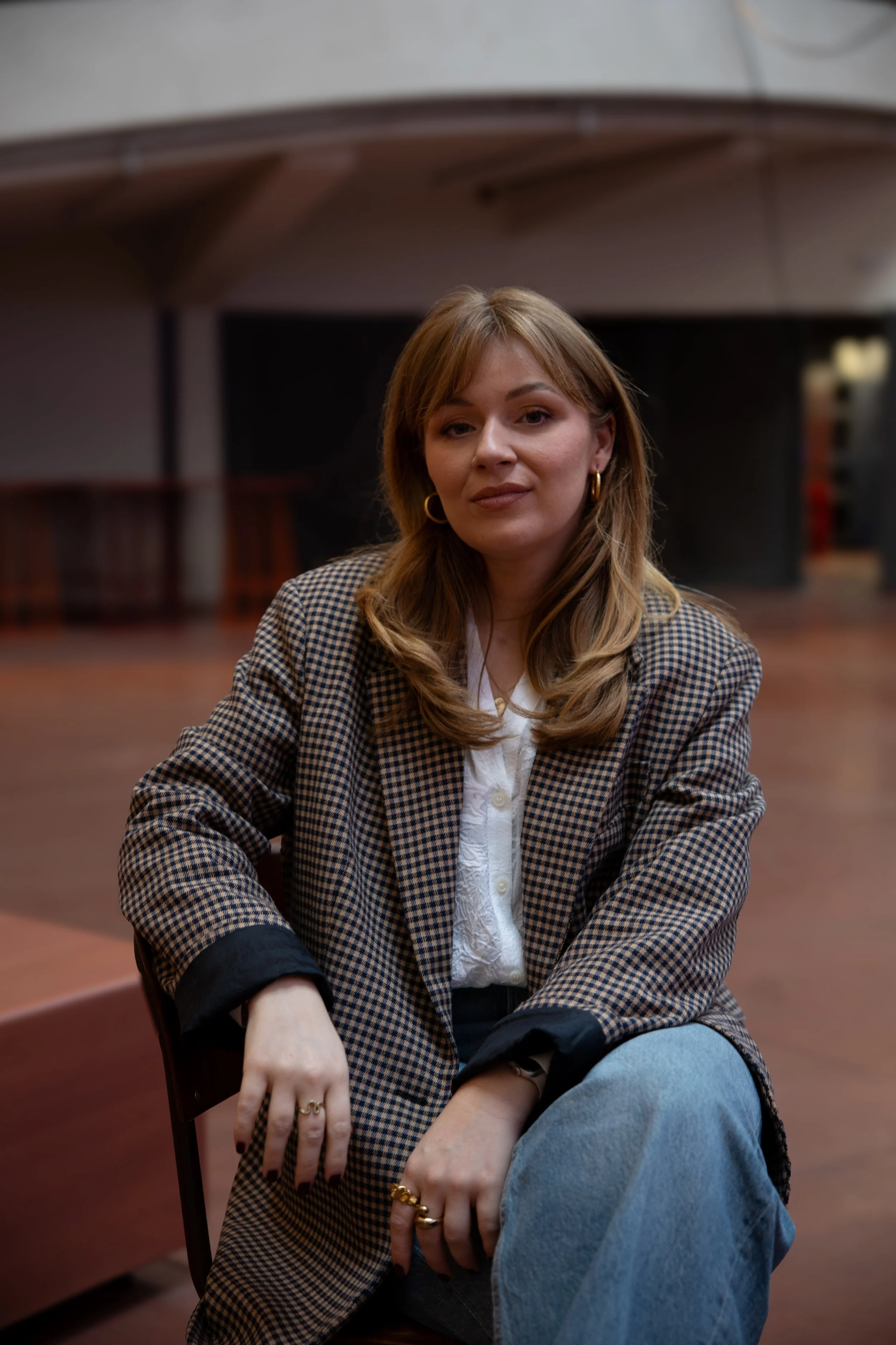 Portret van Femke, de drijvende kracht achter sorae; een sfeervol beeld dat de balans tussen zakelijke focus en persoonlijke verbinding weerspiegelt.