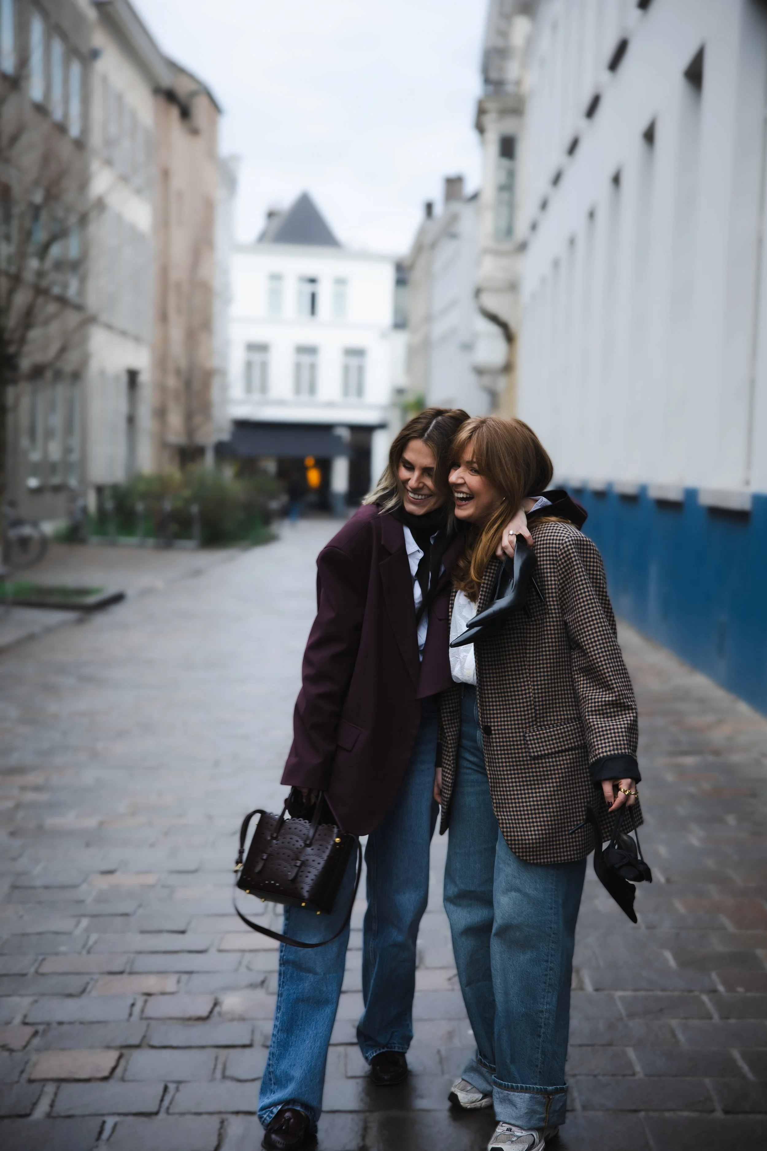 Femke van sorae en Stephanie van 'Girls With(out) Balance' tijdens een wandeling door Gent; over de zoektocht naar balans en vertraging in een stedelijke omgeving.