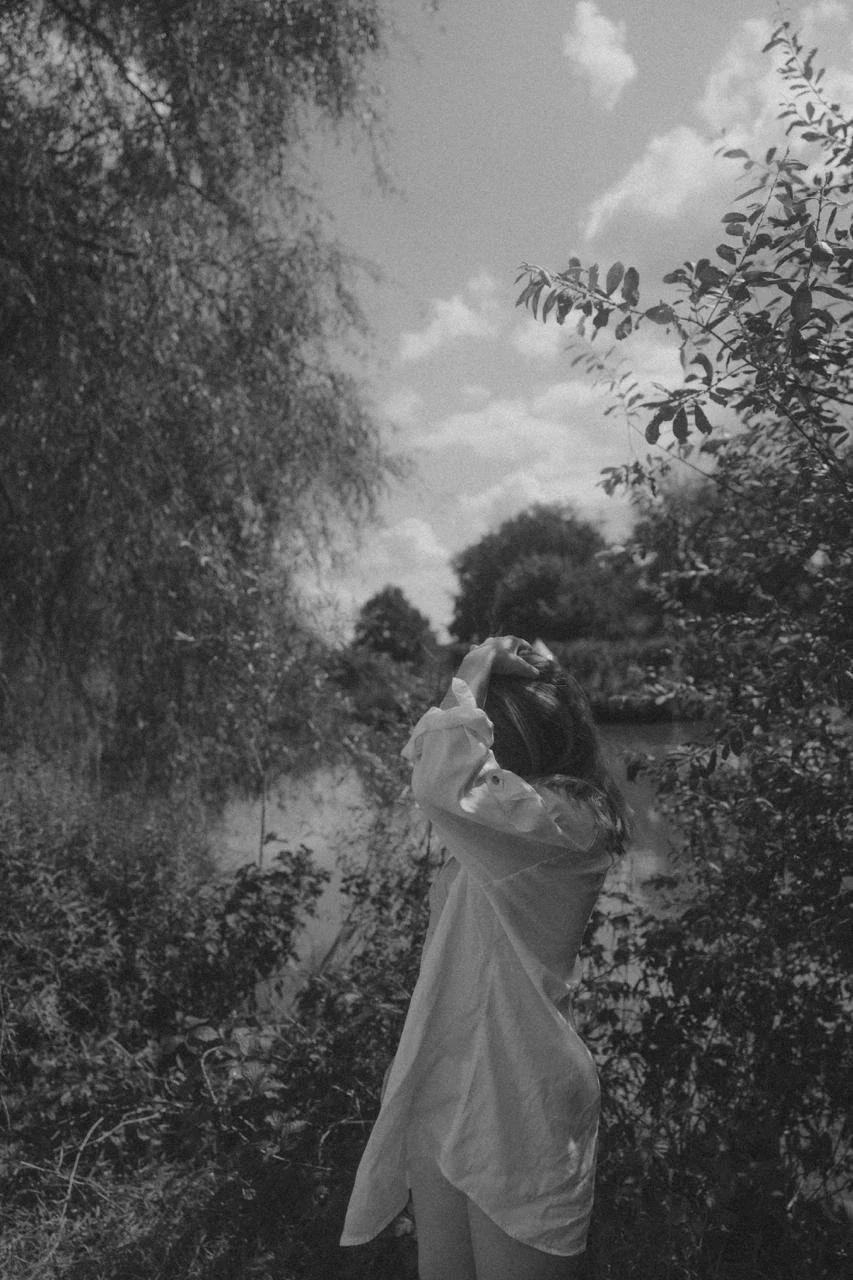 Femke van sorae in de natuur; een puur beeld van lichaamsverbinding, zelfacceptatie en leven in het ritme van de zon.