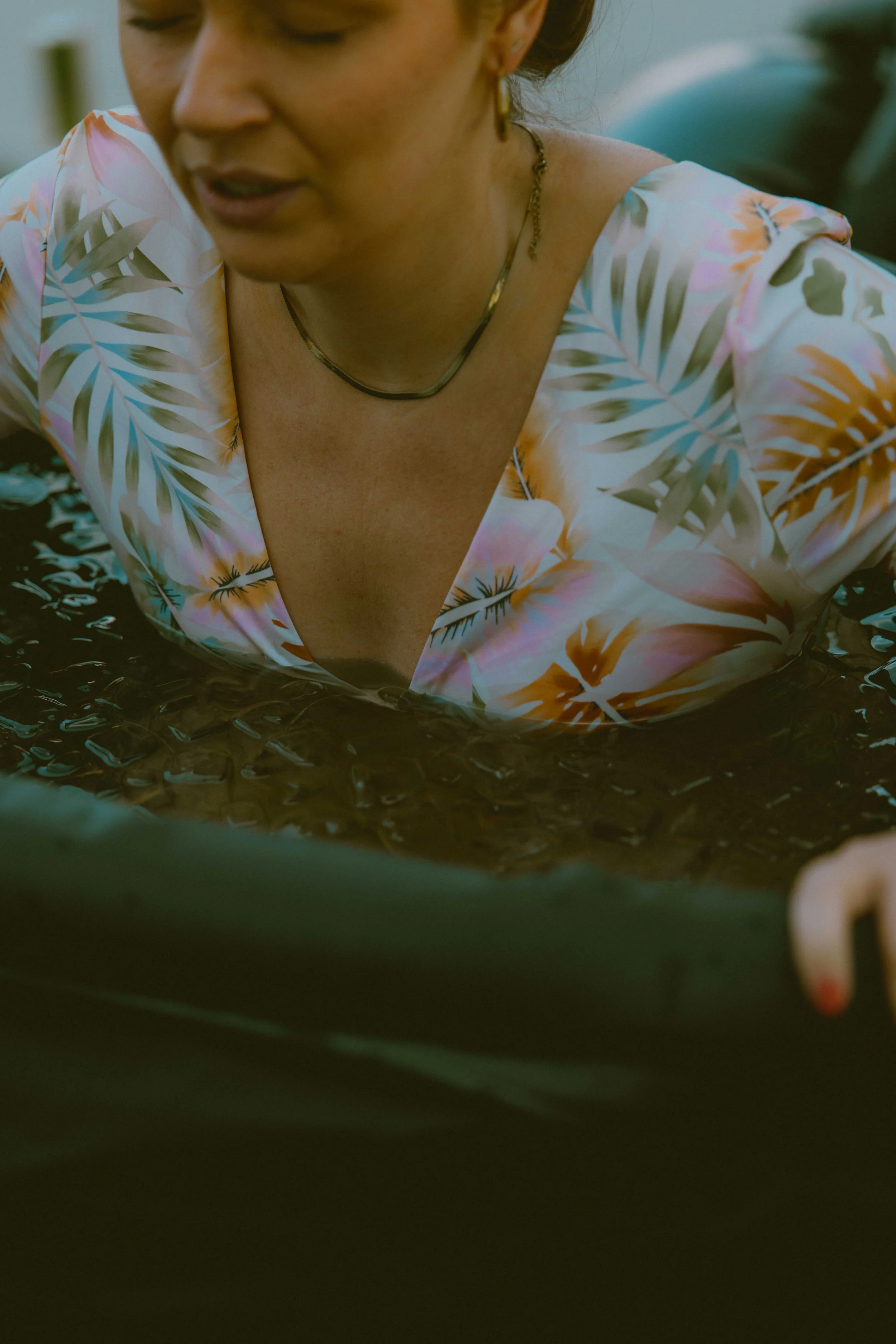 Femke van sorae tijdens een ijsbad-sessie op retreat; een moment van diepe focus, ademwerk en het versterken van de mentale veerkracht.