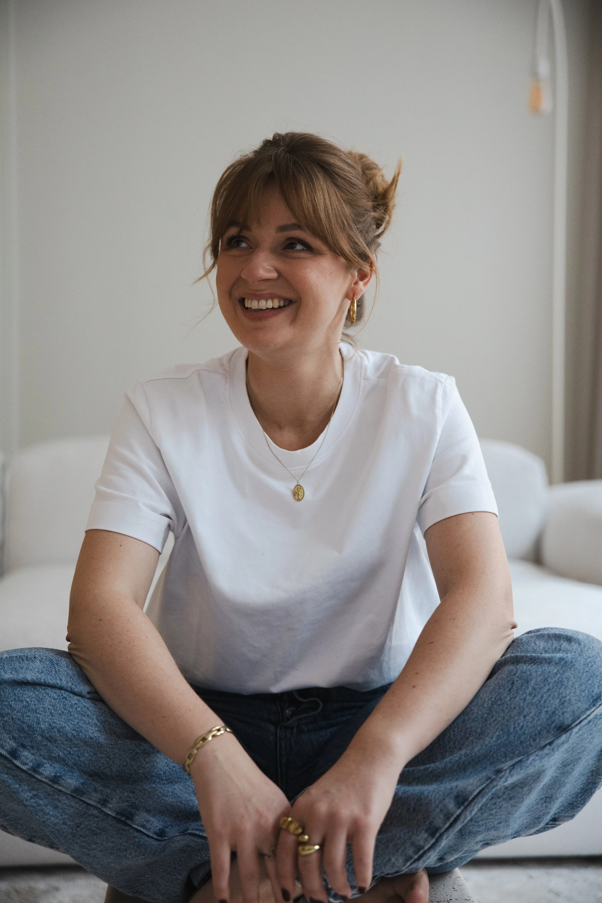 Femke van sorae ontspannen thuis op de zetel; een weerspiegeling van vertraging, rust en het omarmen van je eigen tempo.