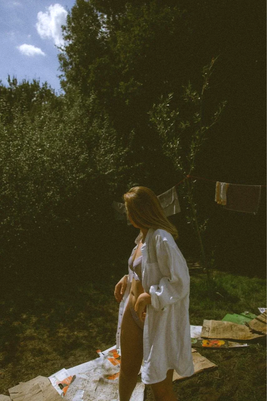 Vrouw in verbinding met de natuur als symbool voor landen in je lichaam en het vinden van je eigen ritme.