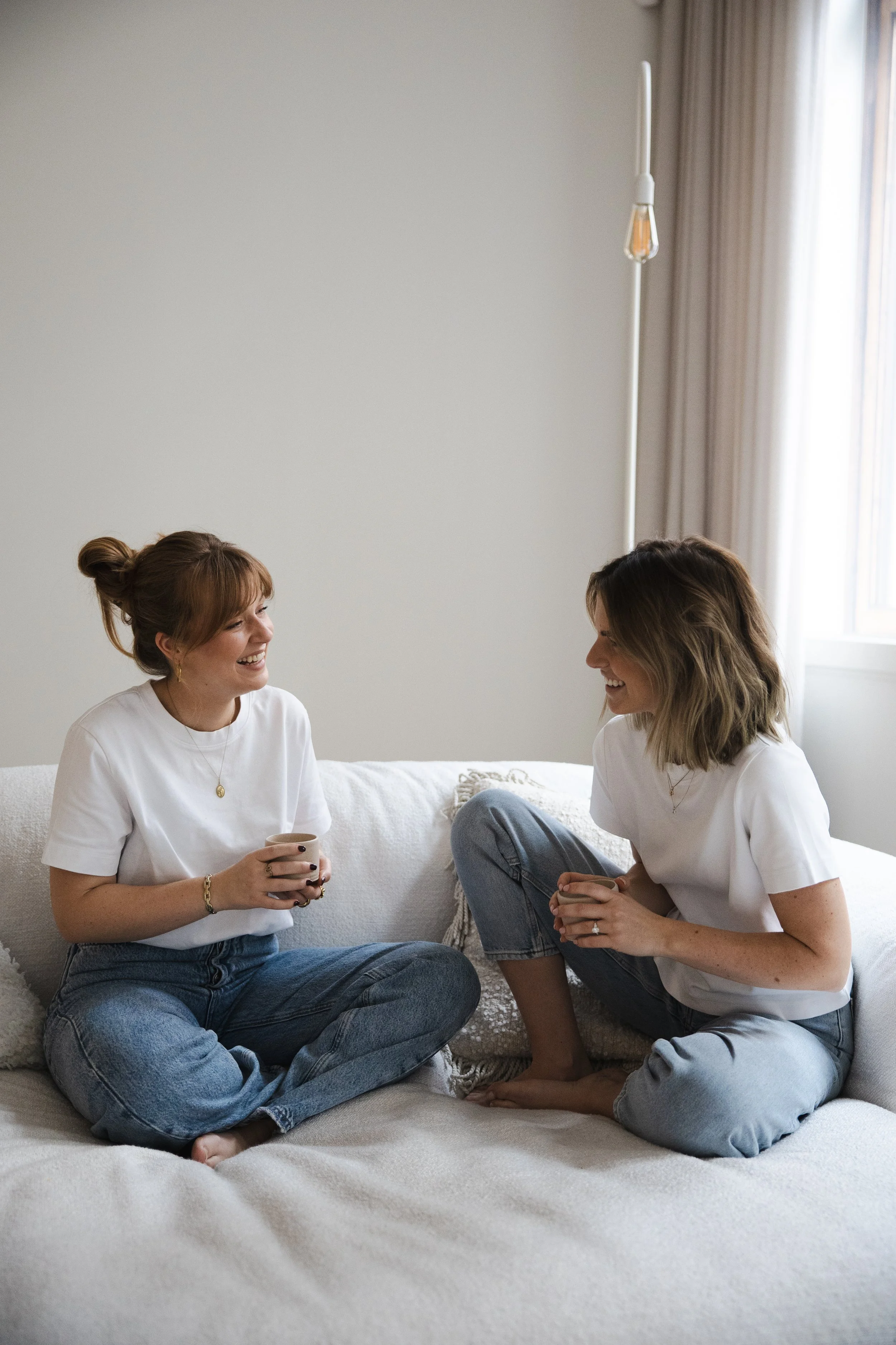Femke van sorae en Stephanie in gesprek voor de podcast 'Girls With(out) Balance'; een authentiek moment over de zoektocht naar balans, ritme en verbinding in het dagelijks leven.