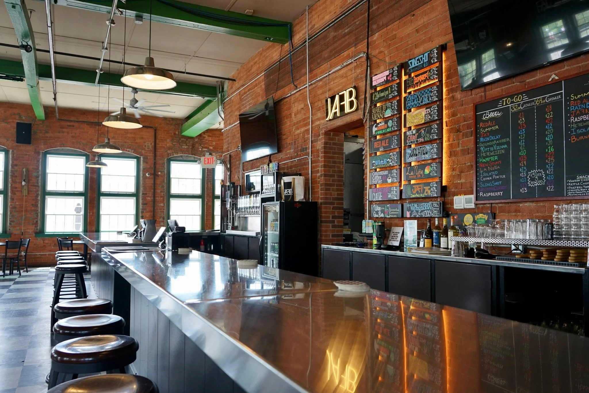 Belly up to the bar on this fine Sunday 🍻 You're guaranteed to have a Funday with Kelsey slingin' the beers ☺️

*Disclaimer: Not picturing our current tap list*