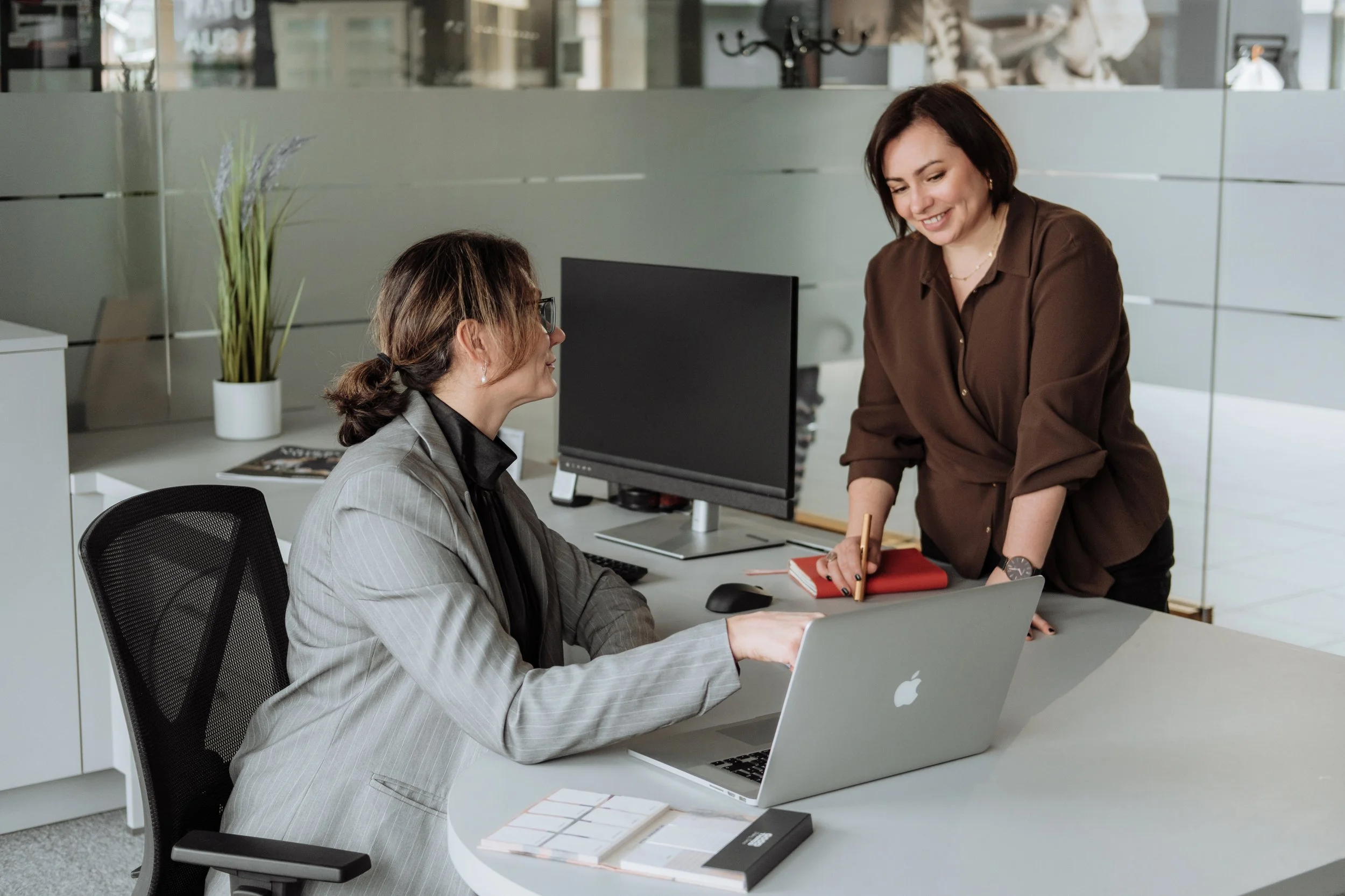 Tatjana Kainz und Olga Maier von KAINZ & MAIER im Büro in Münster.