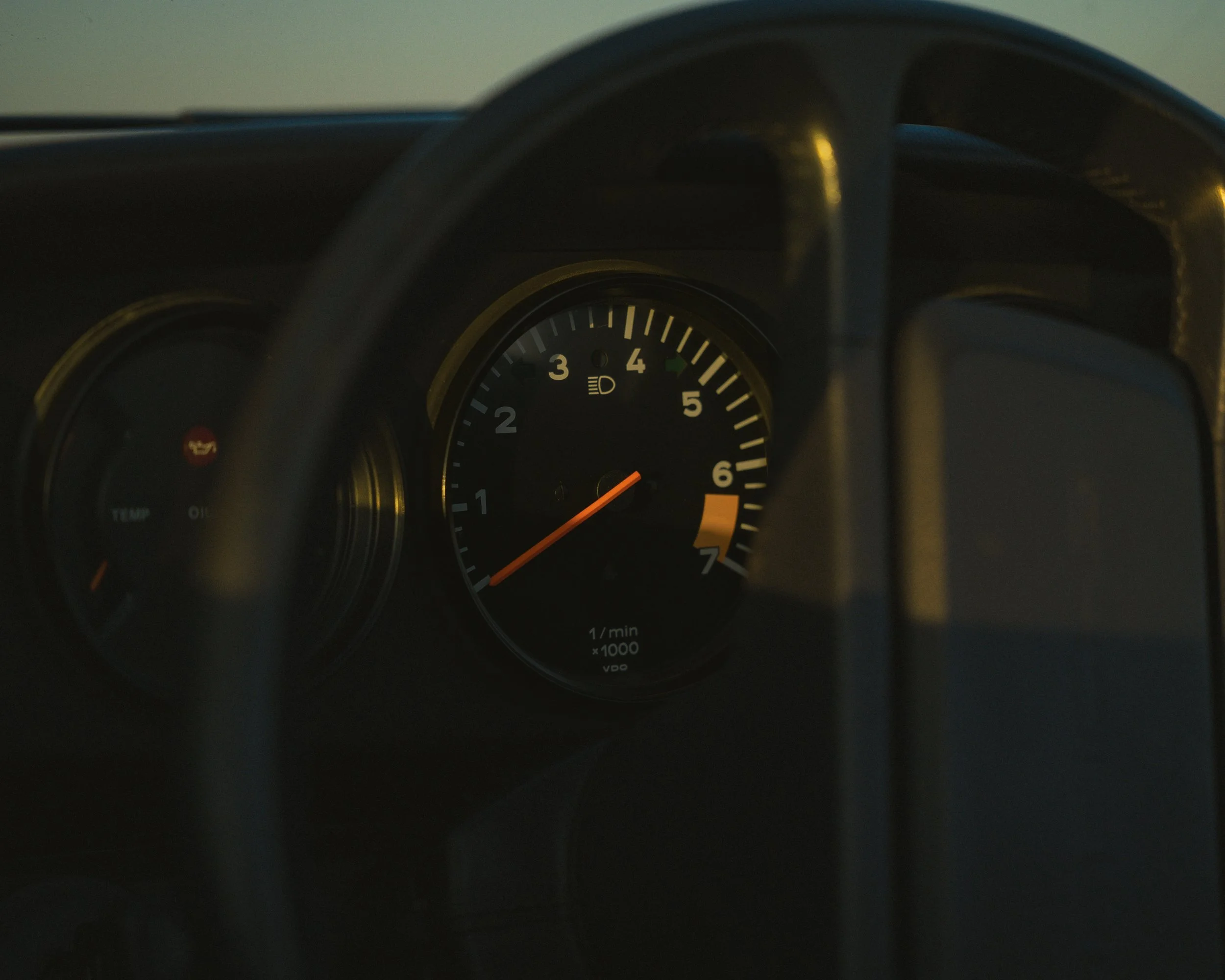 Auto-Instrumententafel mit Tachometer, Drehzahlmesser, Warnleuchten und Temperaturanzeige