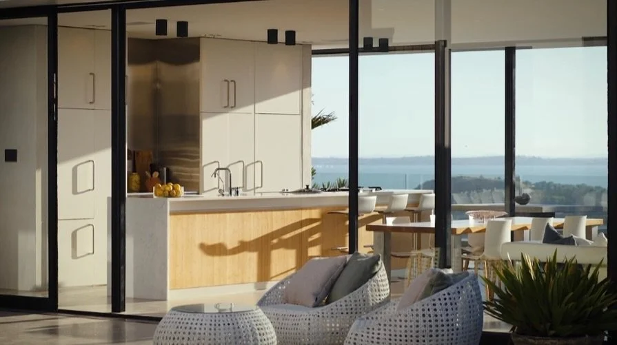 Kitchens sell homes and a clear bench is the foundation. We removed the toaster, coffee machine and extra appliances to make way for an open space for buyers to visualise their future morning routine 

#stagingsells #homestyling #maisonwaiheke