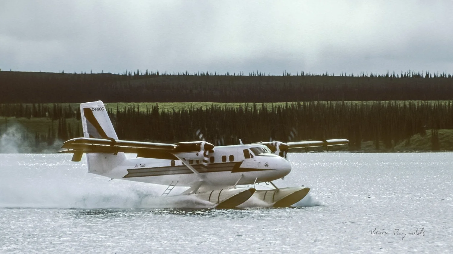 Twin Otter floatplane on the Coppermine River, NU