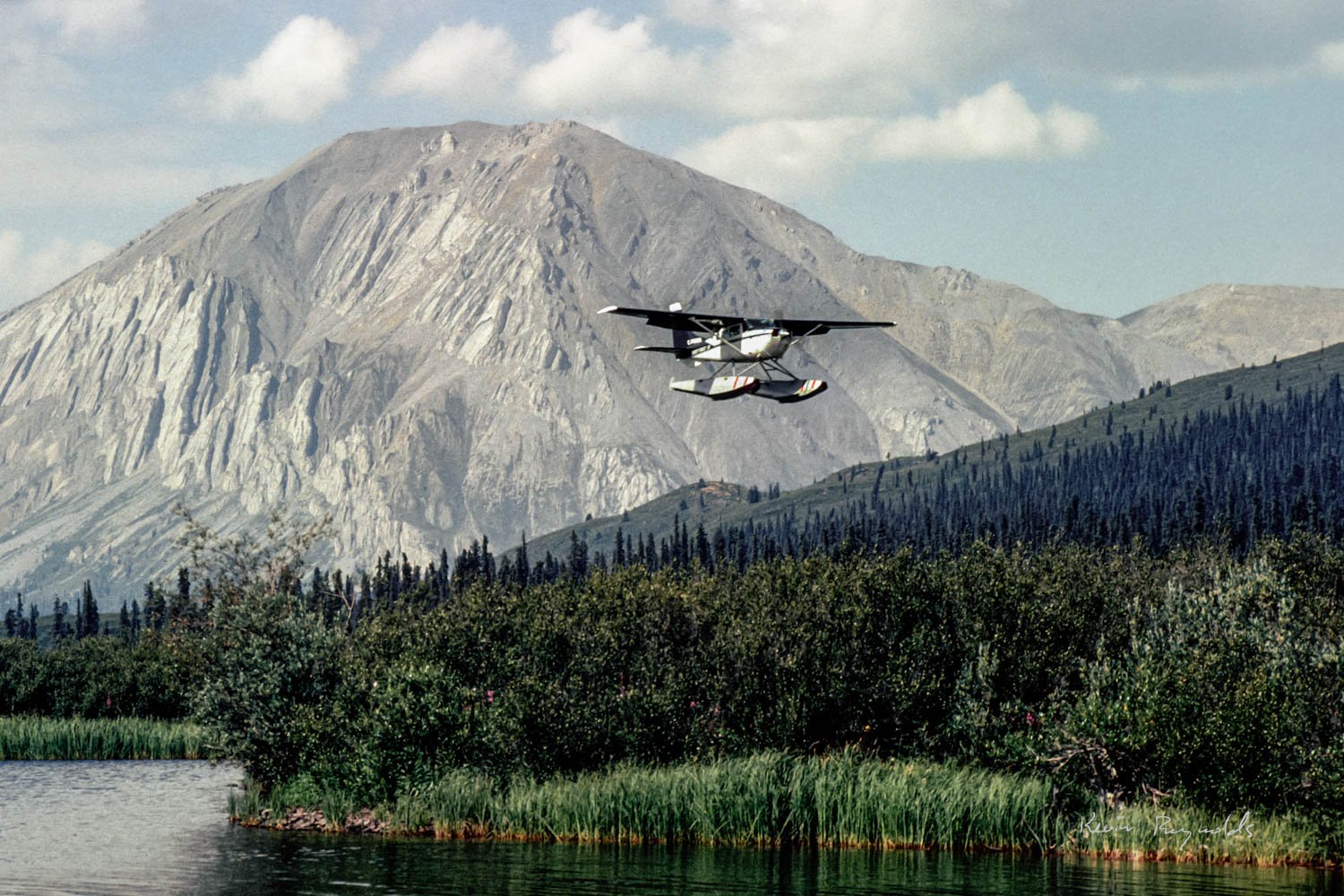 Cessna 206 floatplane leaving Willowhandle Lake