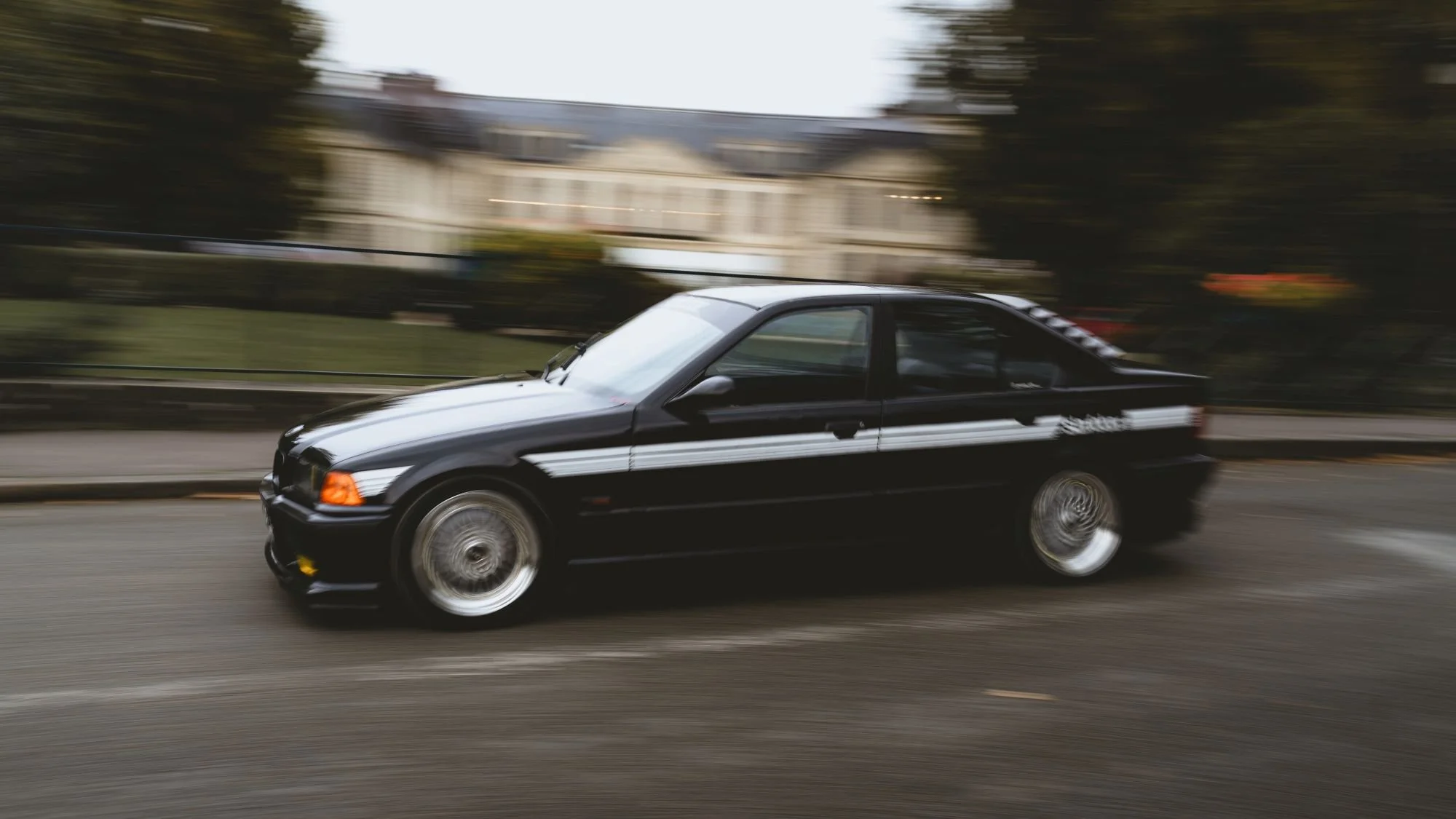 Voiture noire en mouvement avec un décor flou