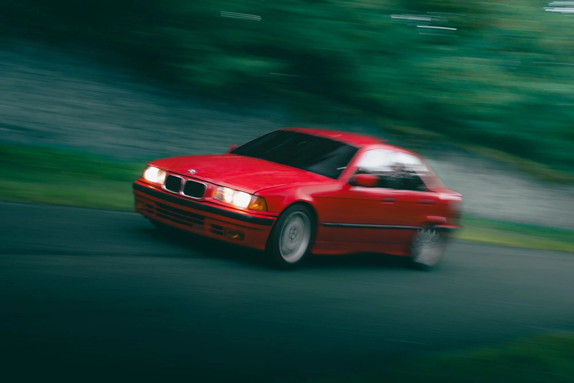Voiture de sport rouge en mouvement sur la route