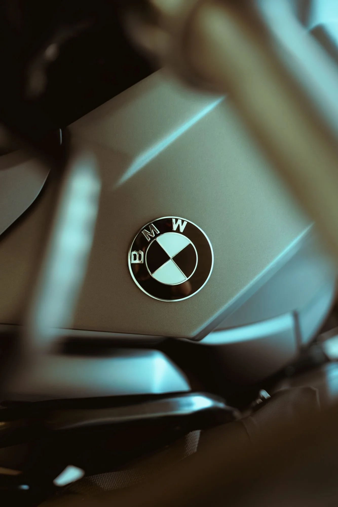 Logo de la marque BMW sur un véhicule.