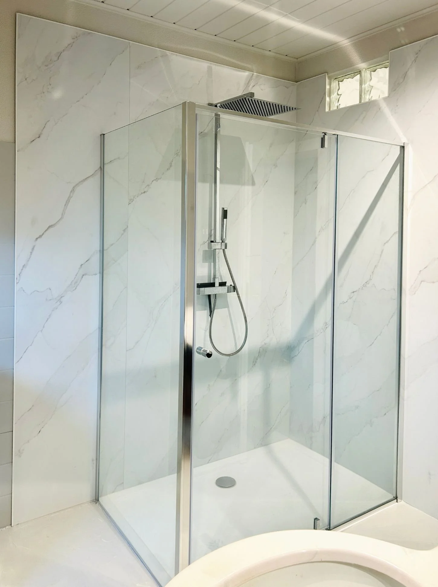 Vorher-Bild eines Badezimmers mit alten Fliesen, Badewanne und klassischer Wandgestaltung vor der Modernisierung mit fugenlosen Oberflächen