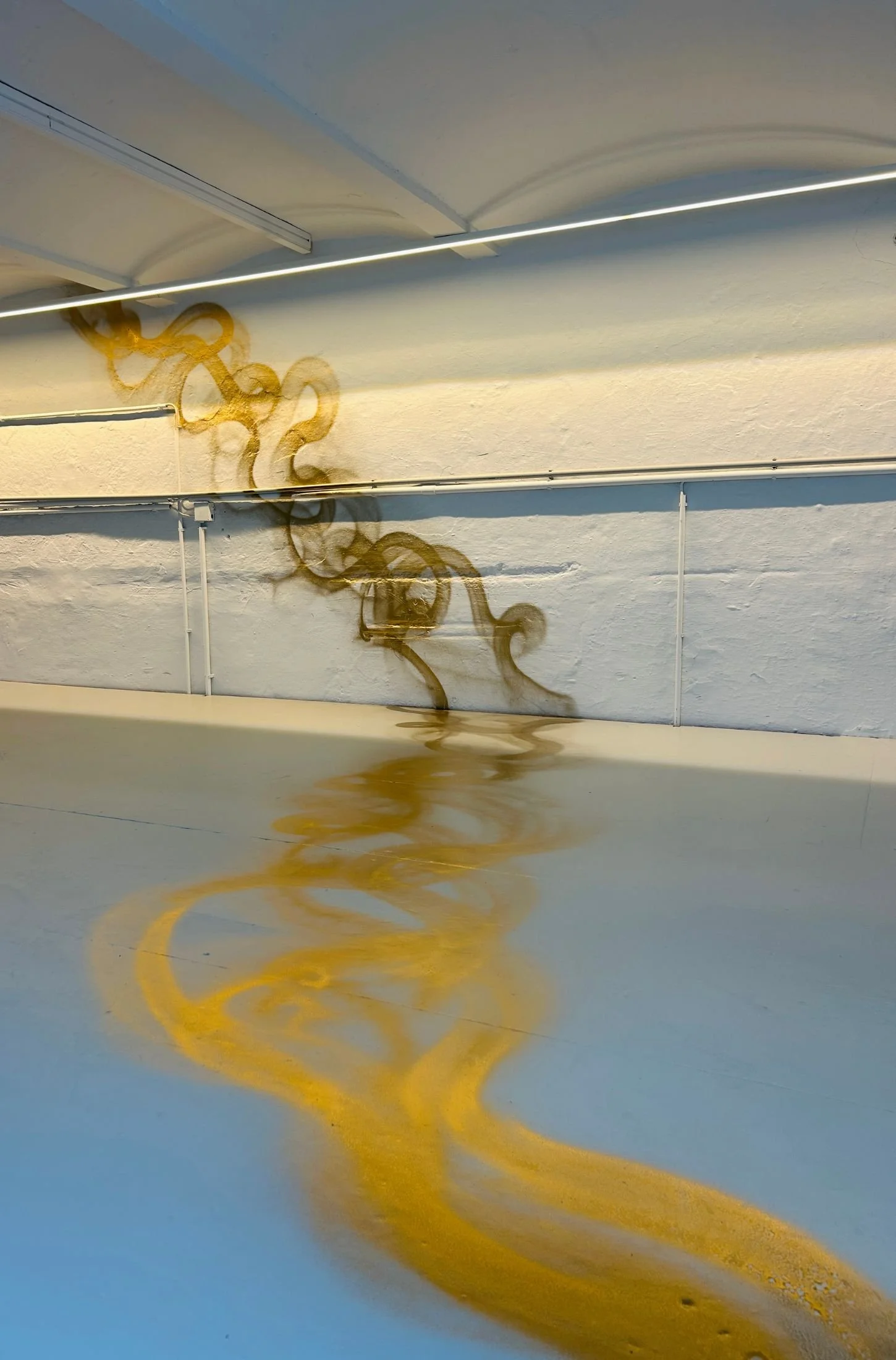 Raumansicht eines fugenlosen Designerbodens mit goldfarbenem Muster