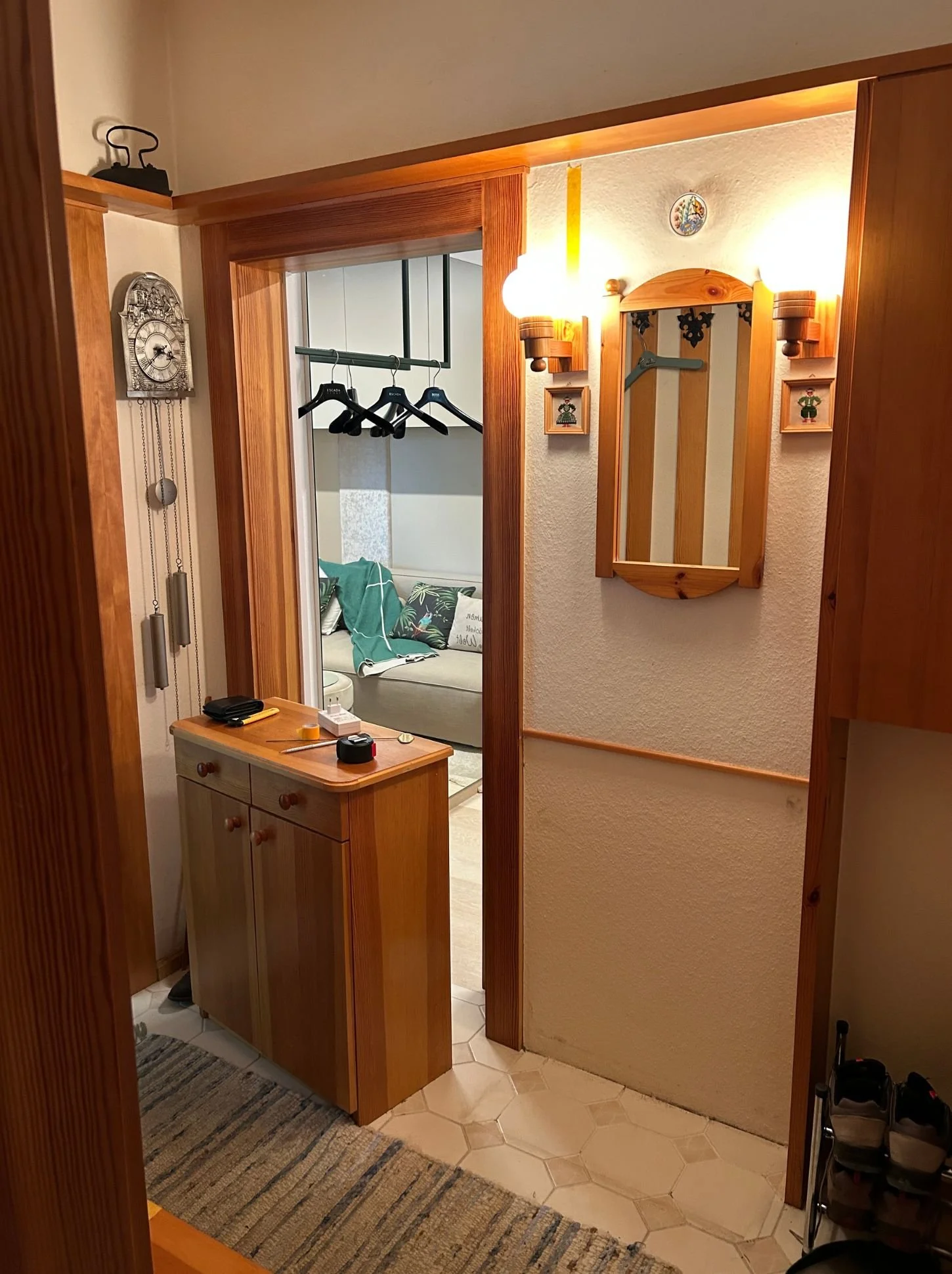 Vorher-Bild eines Vorzimmers im ländlichen Stil vor der Modernisierung im Chalet-Stil mit neuer Raumwirkung und klarerer Gestaltung