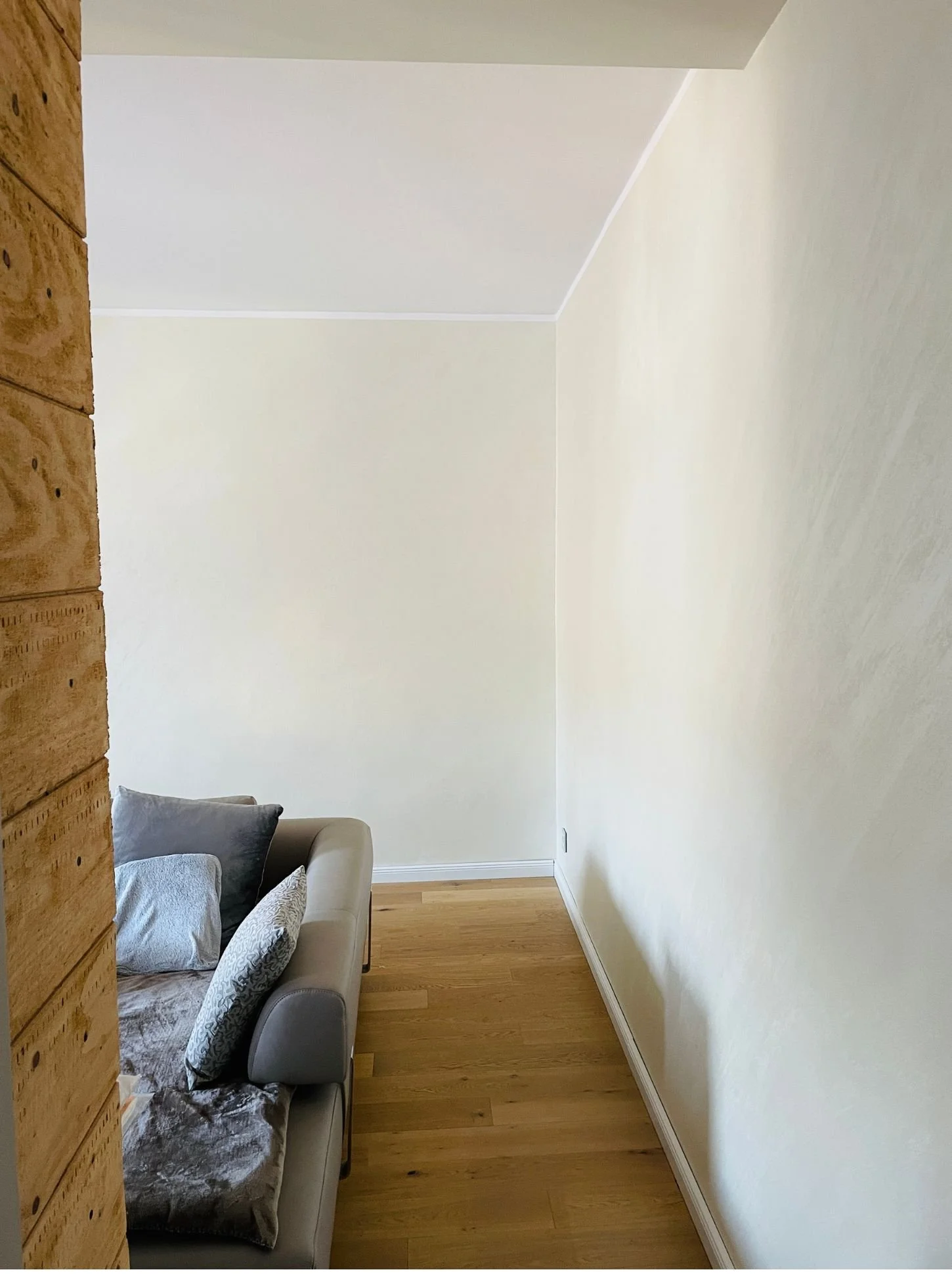 Vorher-Nachher einer dekorativen Wandgestaltung im Wohnzimmer mit beigefarbener Kreativtechnik und feinem Metallic-Effekt für eine warme Raumwirkung
