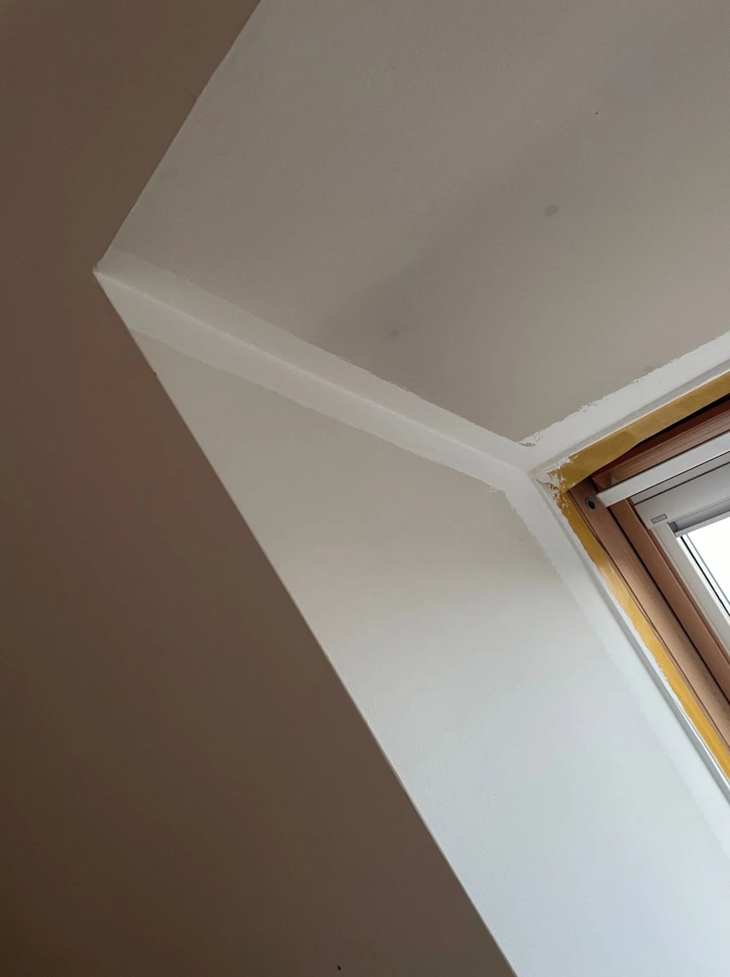 Dachschräge und Fensterbereich vor dem Anstrich in Reinweiß im Zuge einer sauberen Wohnraumrenovierung