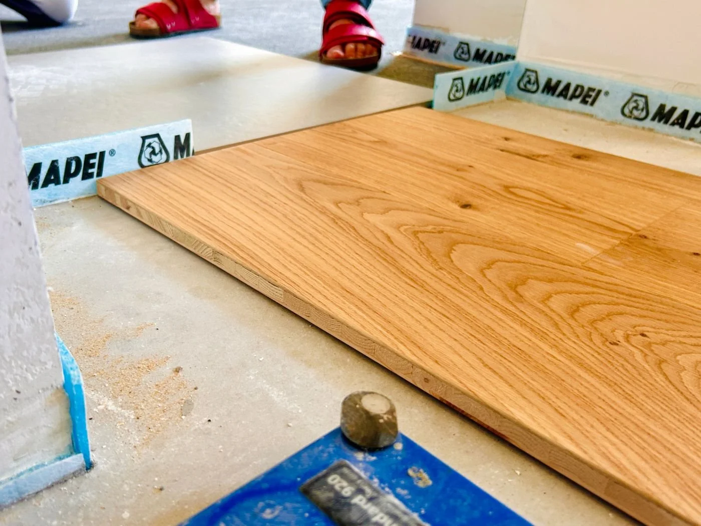 Bodenverlegung mit Holzboden im Wohnraum, von der Verlegung bis zum fertig montierten Boden für ein warmes und hochwertiges Raumgefühl