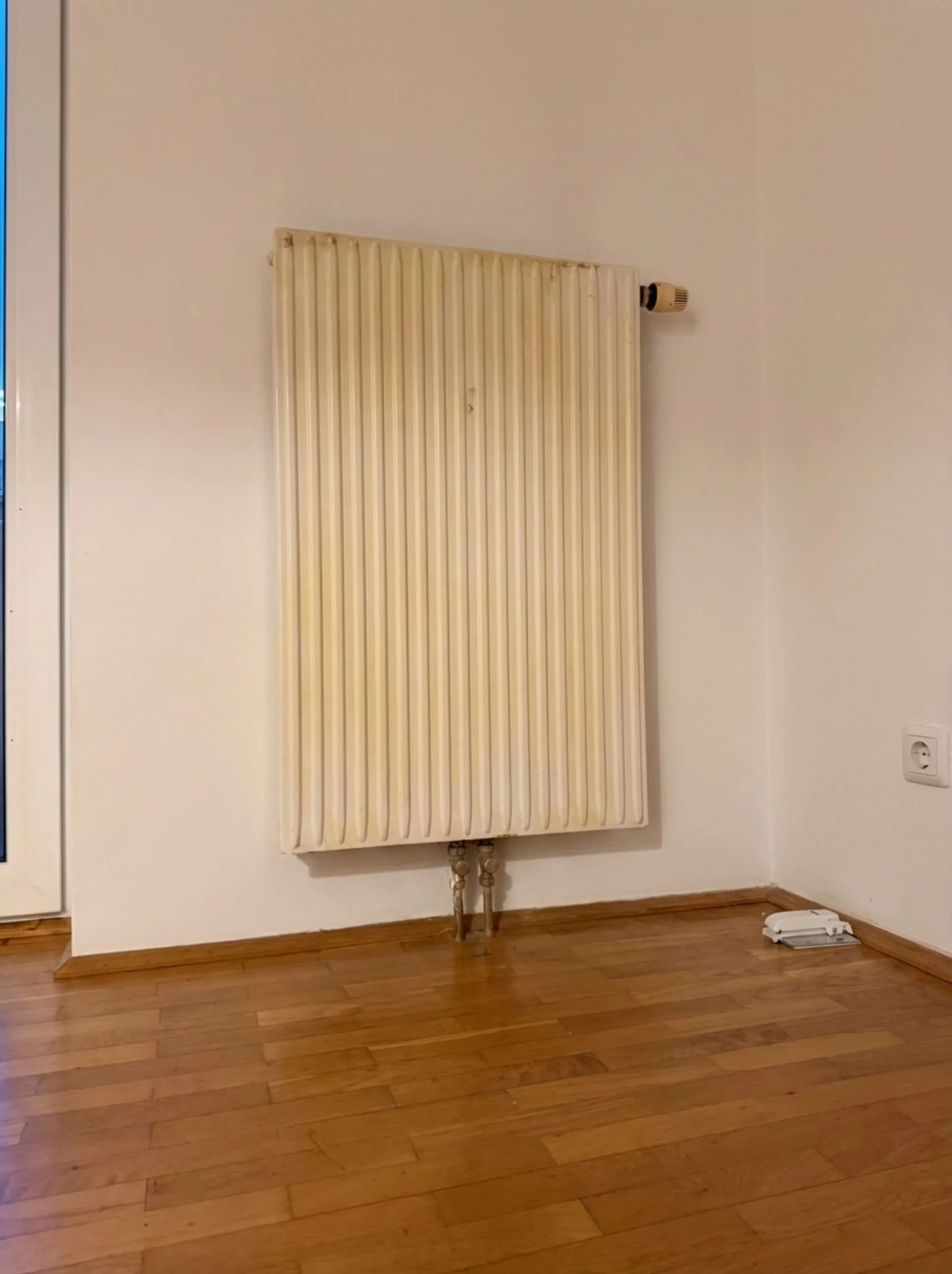 Vorher-Bild einer Heizkörpernische mit sichtbarer Leitungsführung als Ausgangssituation vor dem Mini-Makeover im Wohnraum