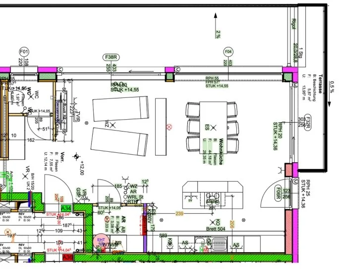 Grundriss eines Raumplans mit Sitzbereich, Esstisch, Küchenzeile und technischen Elementen.