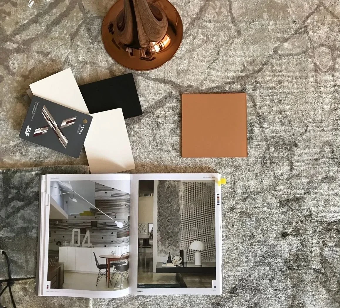 Moodboard und Muster für Innenraumkonzept einer modernen, hochwertigen Einbauküche mit weißen, grifflosen Fronten und schwarzer Arbeitsplatte aus Naturstein