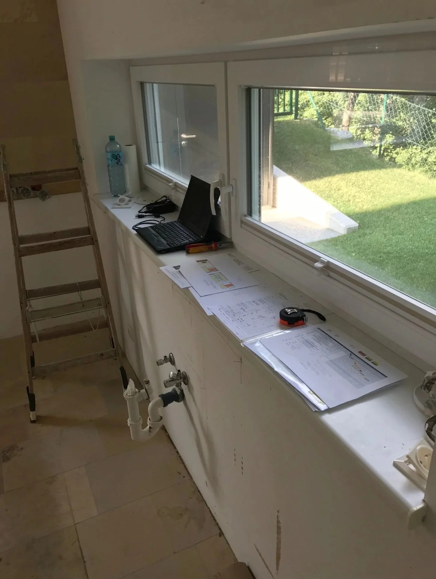 Baustellen-Foto im Innenausbau: Baupläne für eine Einbauküche unter Bauleitung der Paddy Artist Design GmbH