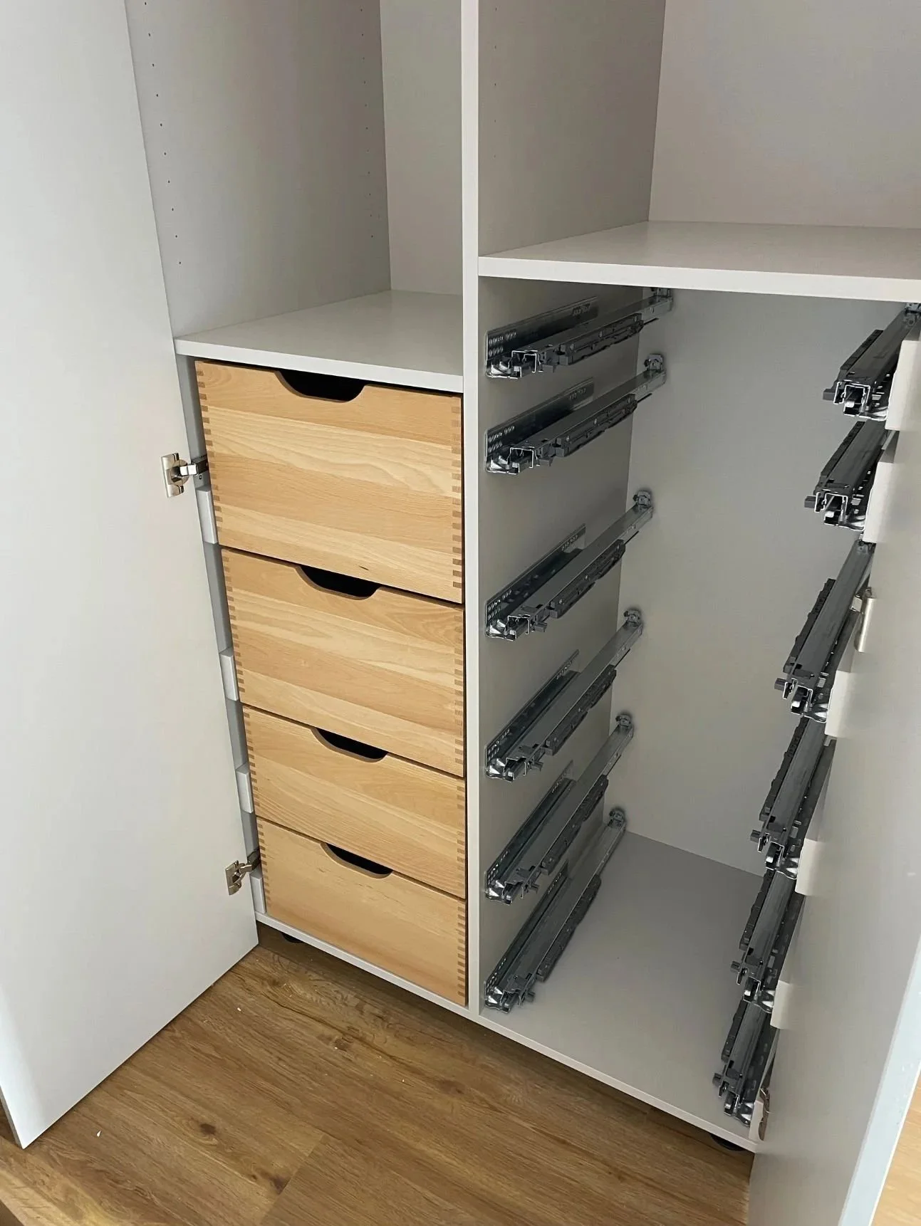 Innenausbau eines Einbauschranks im Schlafzimmer: Holzschubladen und montierte Auszugsschienen für mehr Stauraum und Ordnung im begehbaren Kleiderschrank - moderne Renovierung der Paddy Artist Design GmbH
