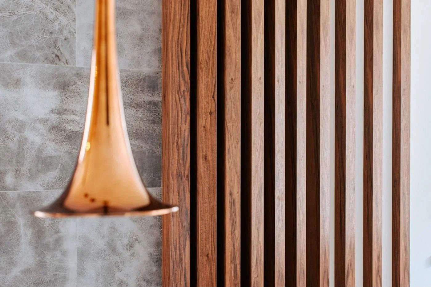Detailaufnahme von Holzlamellen und Designwand mit Naturmaterialien in hochwertiger Innenarchitektur und moderner Wohnraumgestaltung mit Vollholz