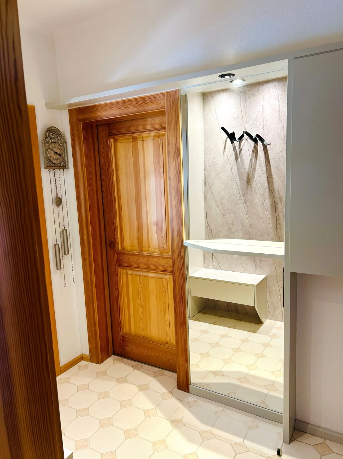 Nachher-Bild eines modern gestalteten Vorzimmers im Chalet-Stil mit Holz-Details, funktionaler Neugestaltung und harmonischer Atmosphäre