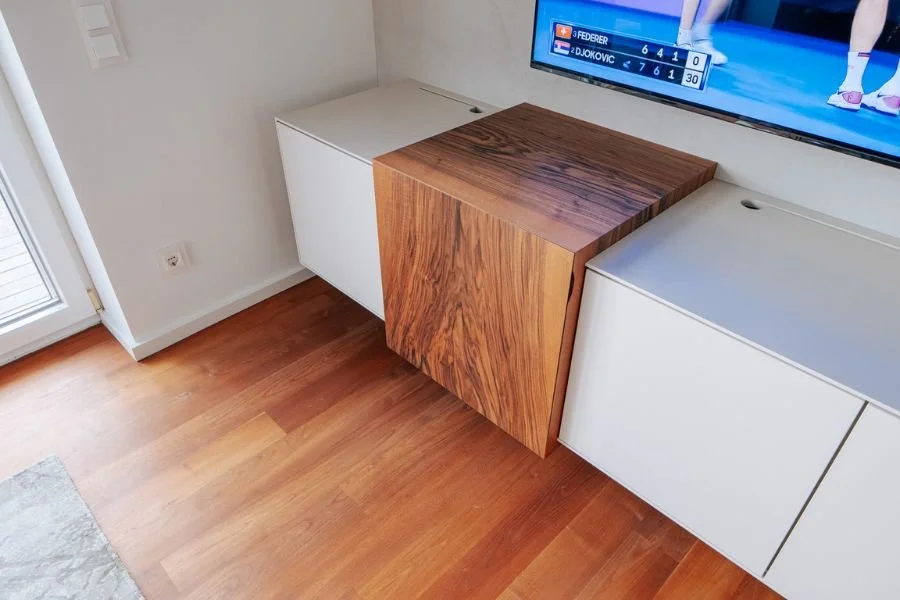 Maßgefertigtes TV-Lowboard mit Holzfront und weißem Korpus, Detailansicht von oben