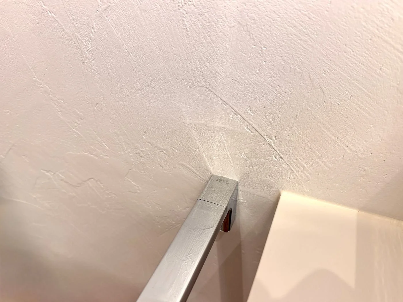 Nahaufnahme einer fugenlosen Wand im Badezimmer