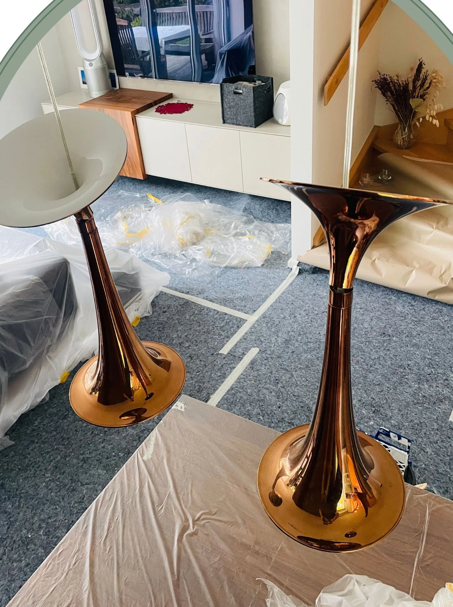 Zwei elegante Deckenleuchten in Bronze für die hochwertige Wohnraumgestaltung und Inneneinrichtung in Wien von Paddy Artist