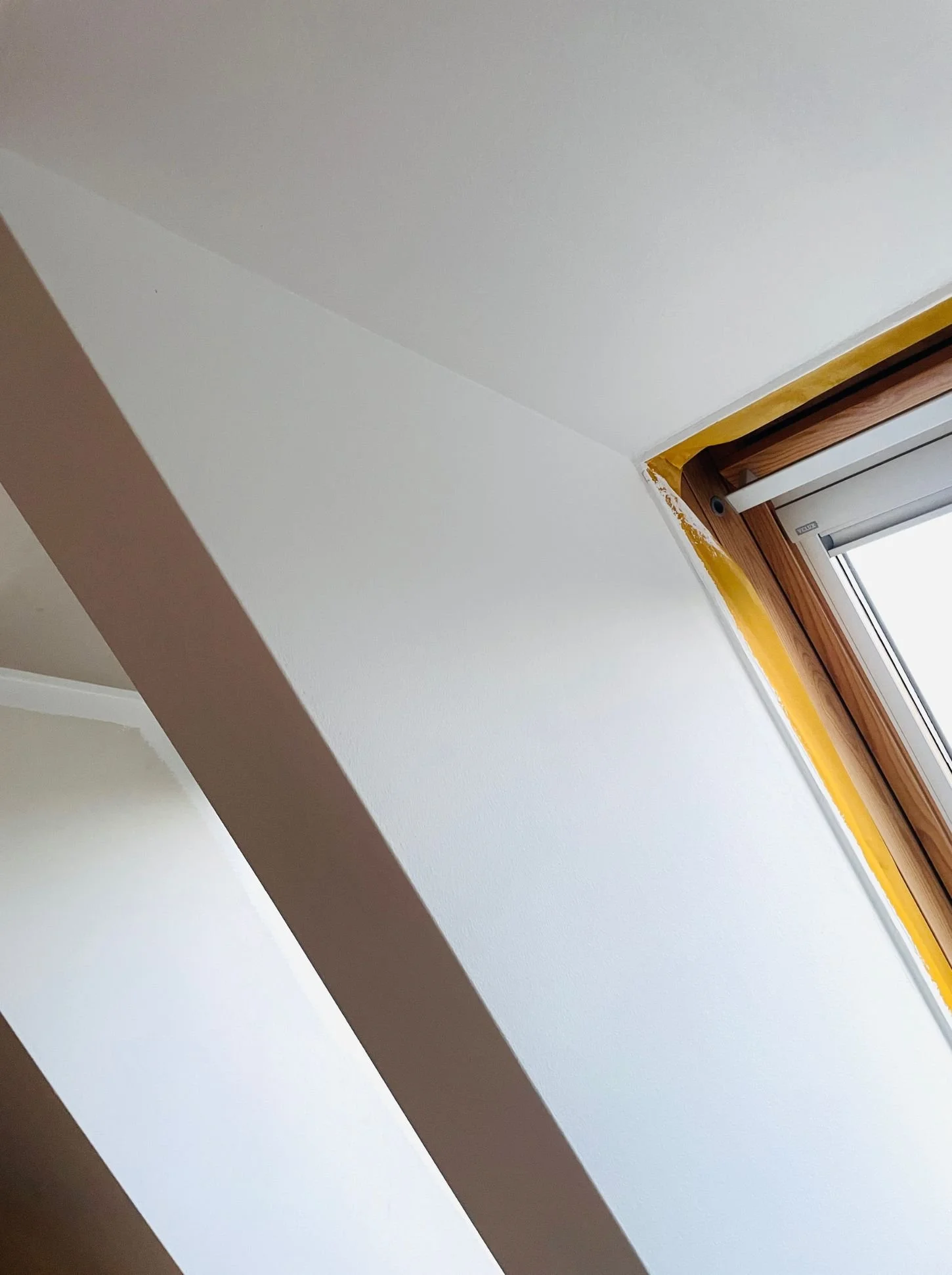 Dachschräge und Fensterlaibung mit frischem Anstrich in Reinweiß für eine helle klare und gepflegte Raumwirkung