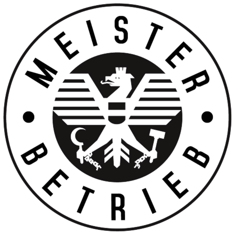 Das Bild zeigt ein schwarzes Logo mit einem Adler, der einen Hammer und eine Sichel in den Krallen hält als Symbol für einen Meisterbetrieb in Österreich