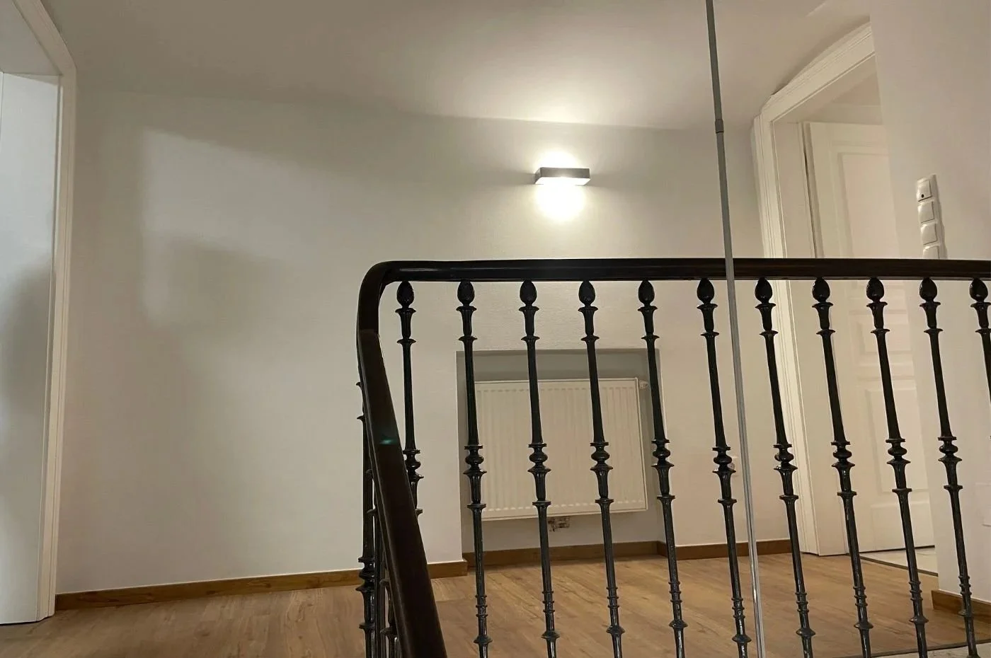 Vorher-Bild eines dunklen Stiegenaufgangs im Altbau vor der Modernisierung und Neugestaltung mit mehr Licht und Wohnlichkeit